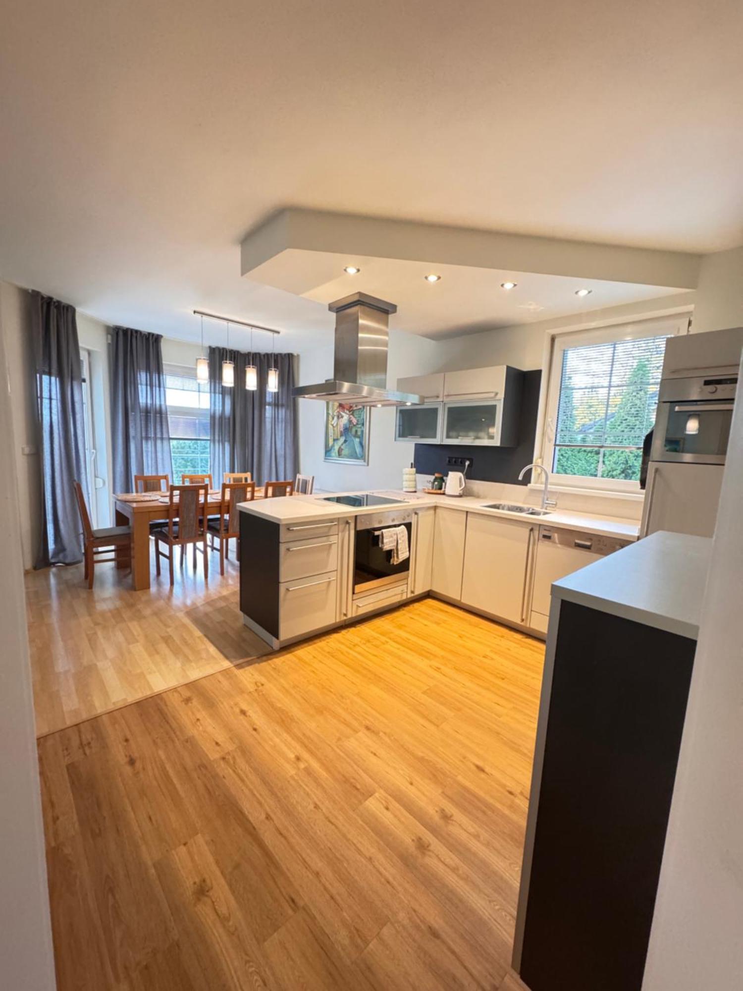 Diamondvilla, 4 Bedroom Apartment, Garden & Prague