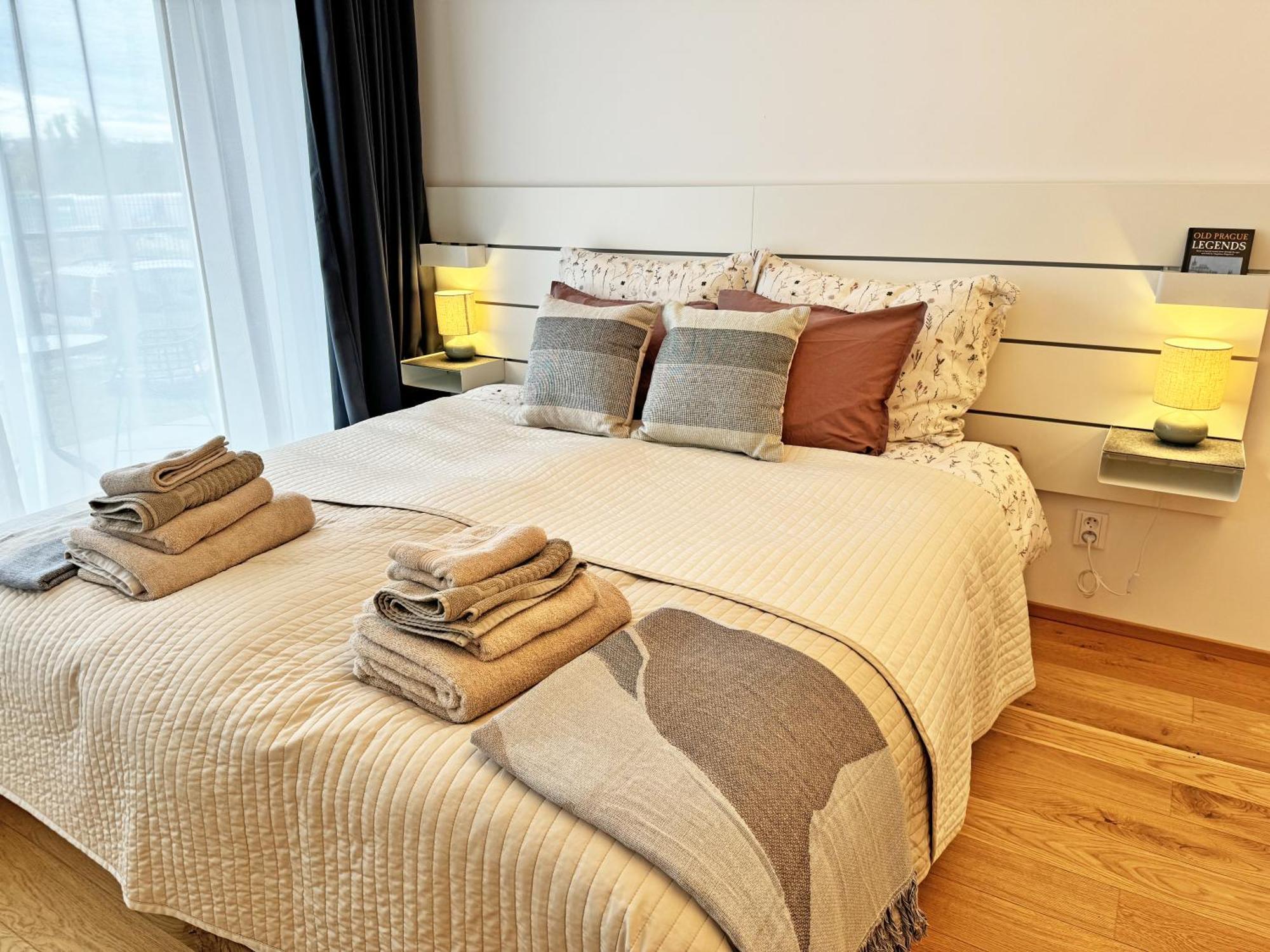 New Studio, King Bed, Free Parking, Terrace Apartment Prag