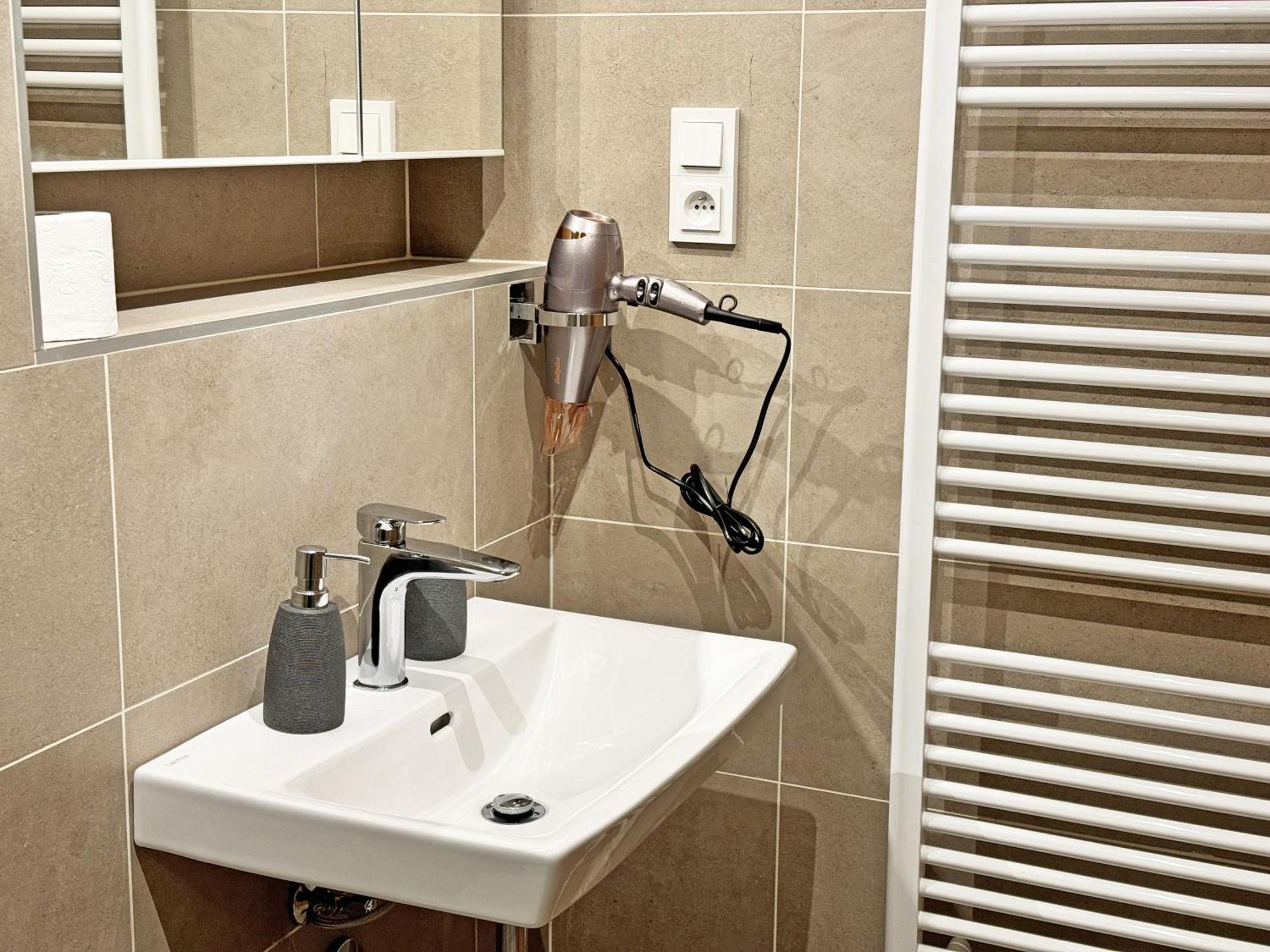 New Studio, King Bed, Free Parking, Terrace Apartment Prag