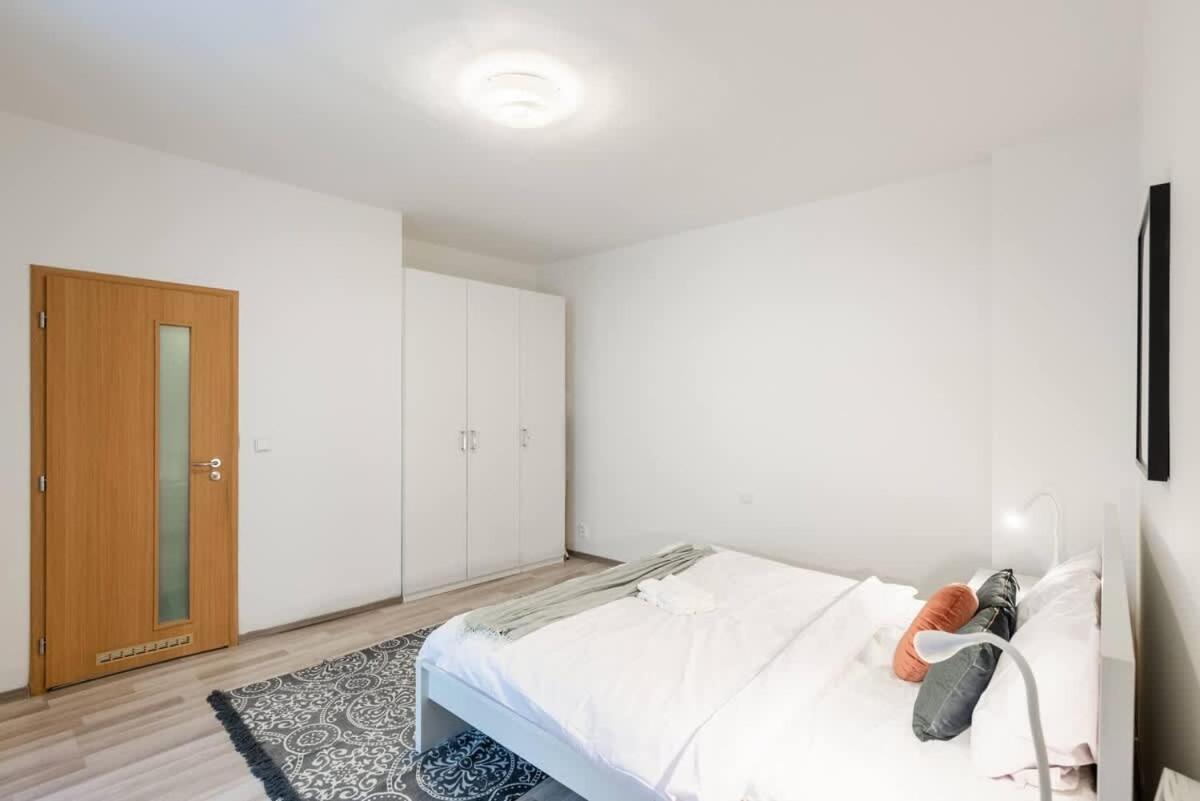 Charming Spacious In Apartment *