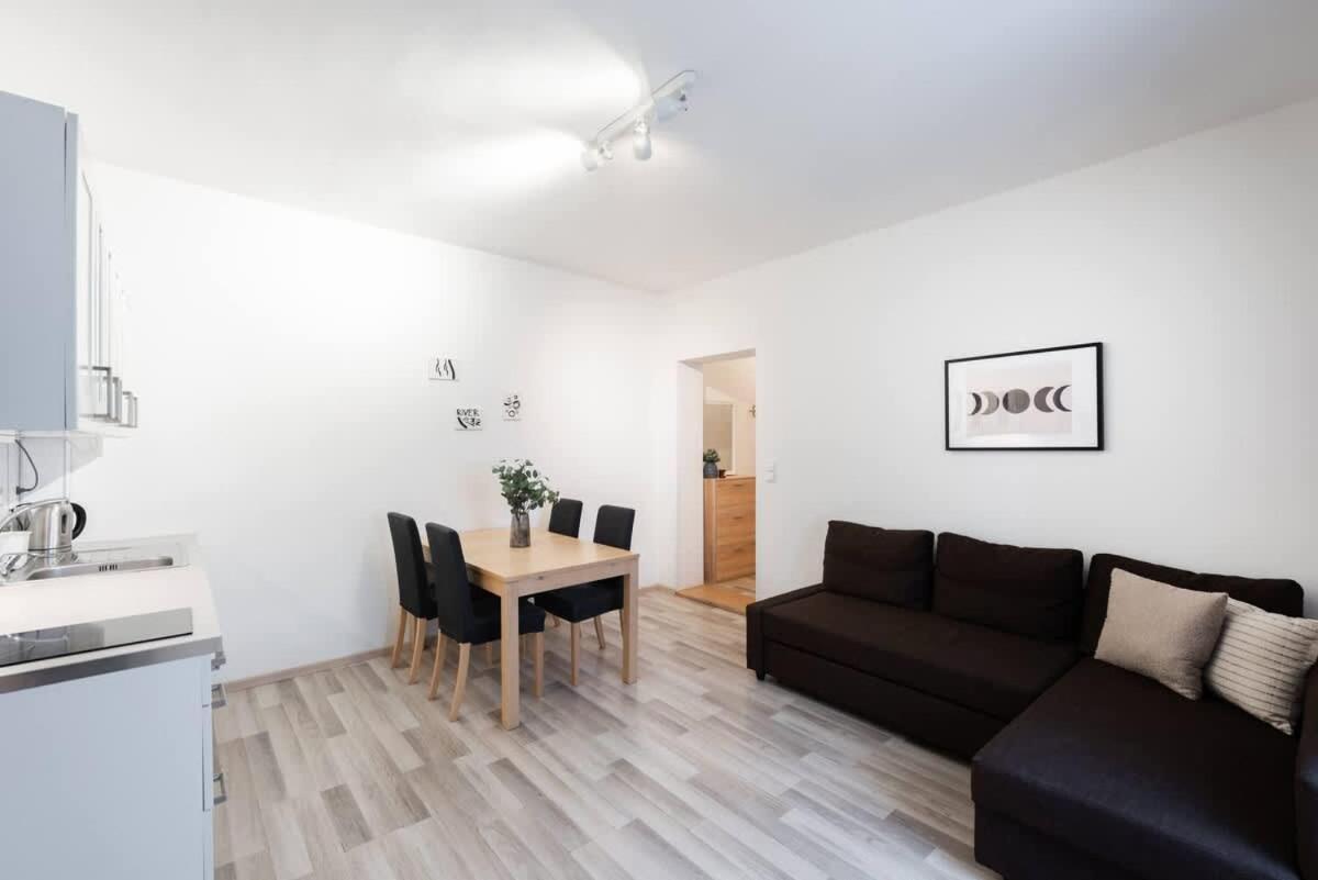 Charming Spacious In Apartment *