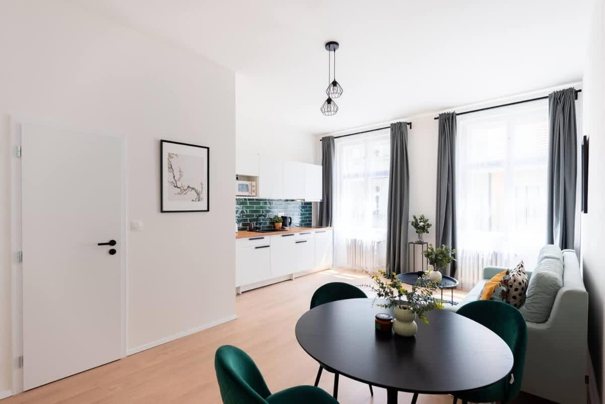 Apartment Unique Old Town 2br Oasis With Sofa Bed *