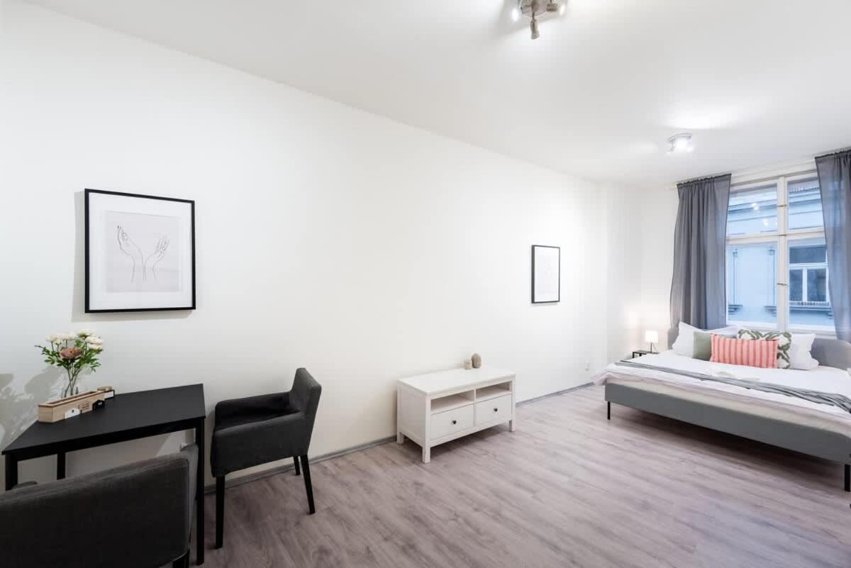 Timeless Charming Near Old Town Apartment *
