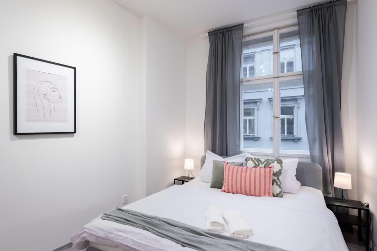 Timeless Charming Near Old Town Apartment *
