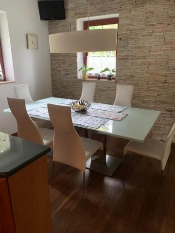 Rodinny Dum 8, Kobylisy * Prague