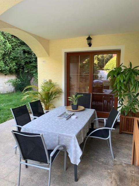 Villa Rodinny Dum 8, Kobylisy Prague
