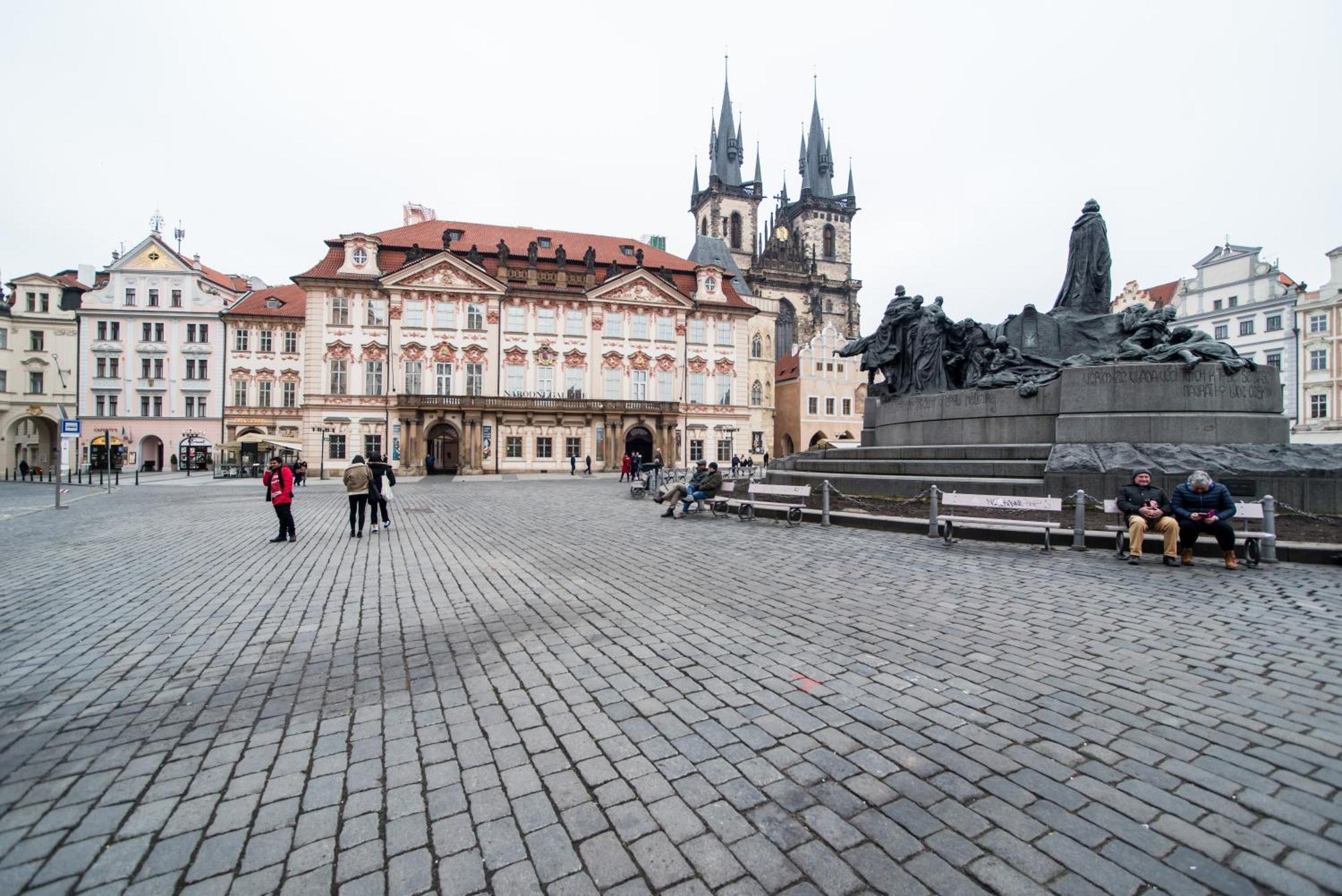 Luxurious Two-bedroom In The Old Town Apartment *