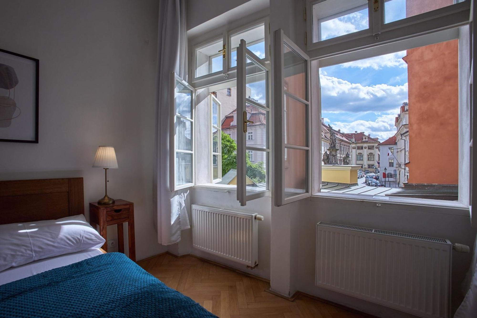 Charles Bridge Apart Otel Prag