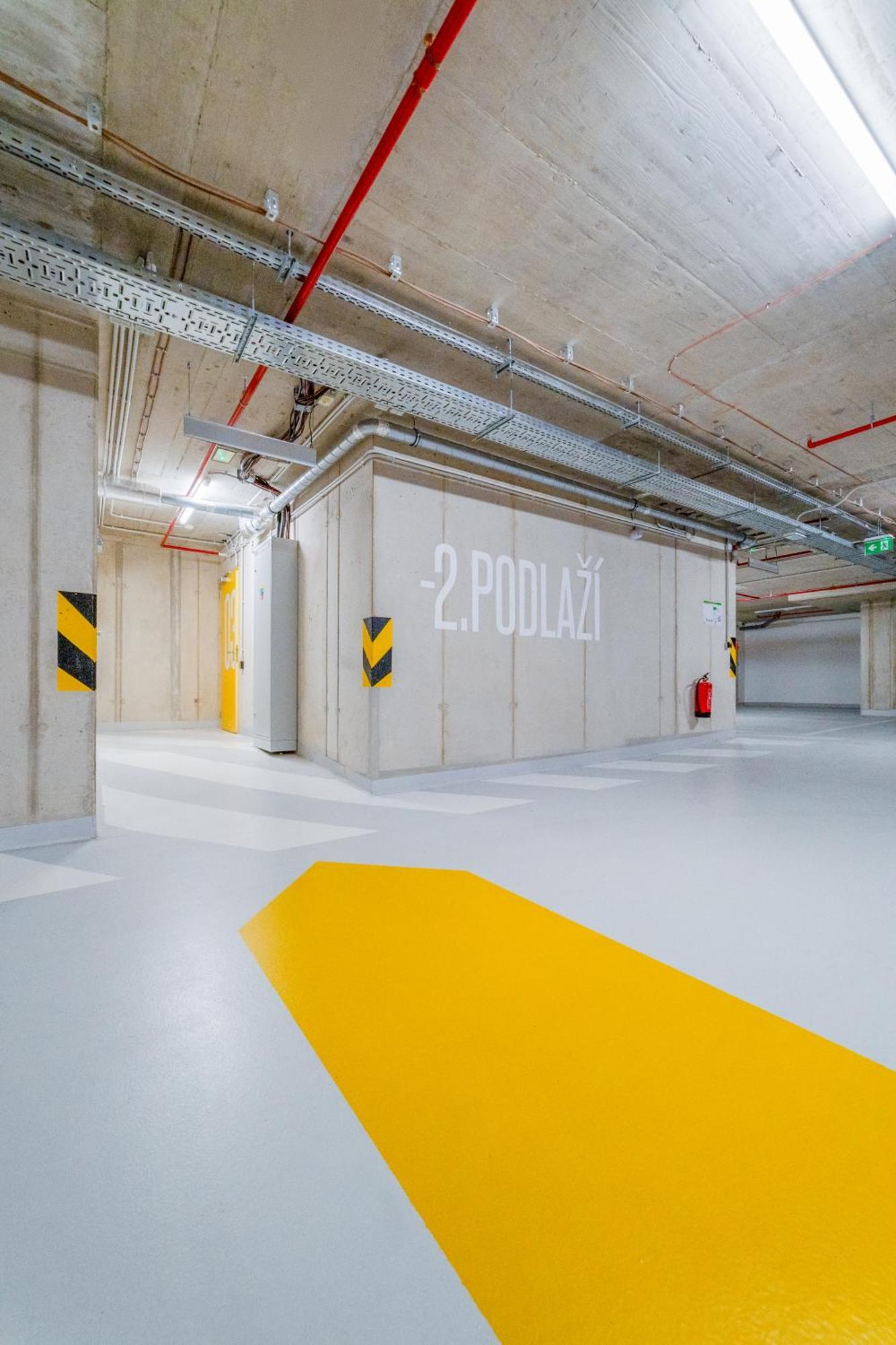 Premium Woodsy With Parking Garage By Rentez * Prague