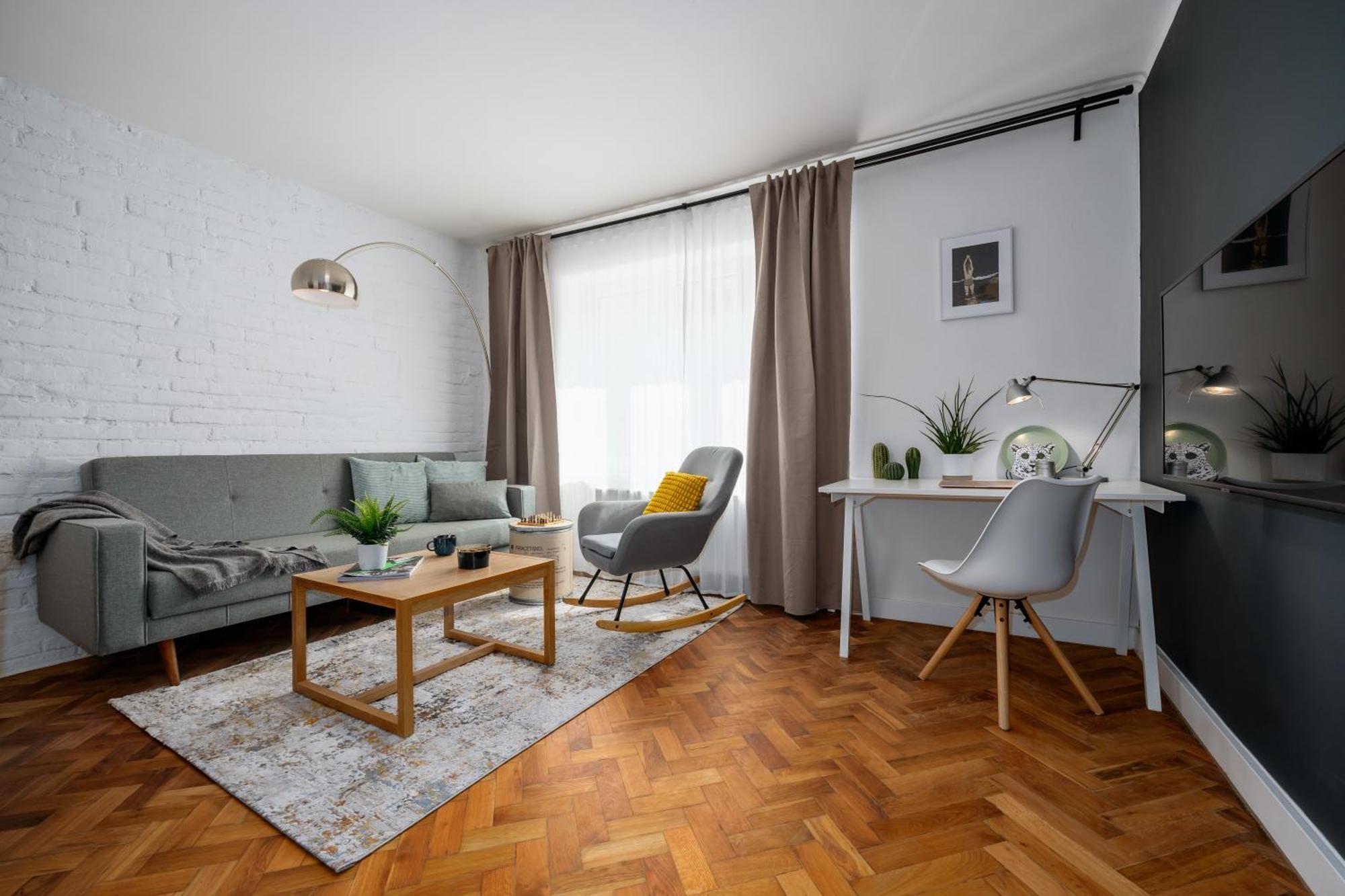 Days - 2bdr - Quiet Area - Workspace Apartment *