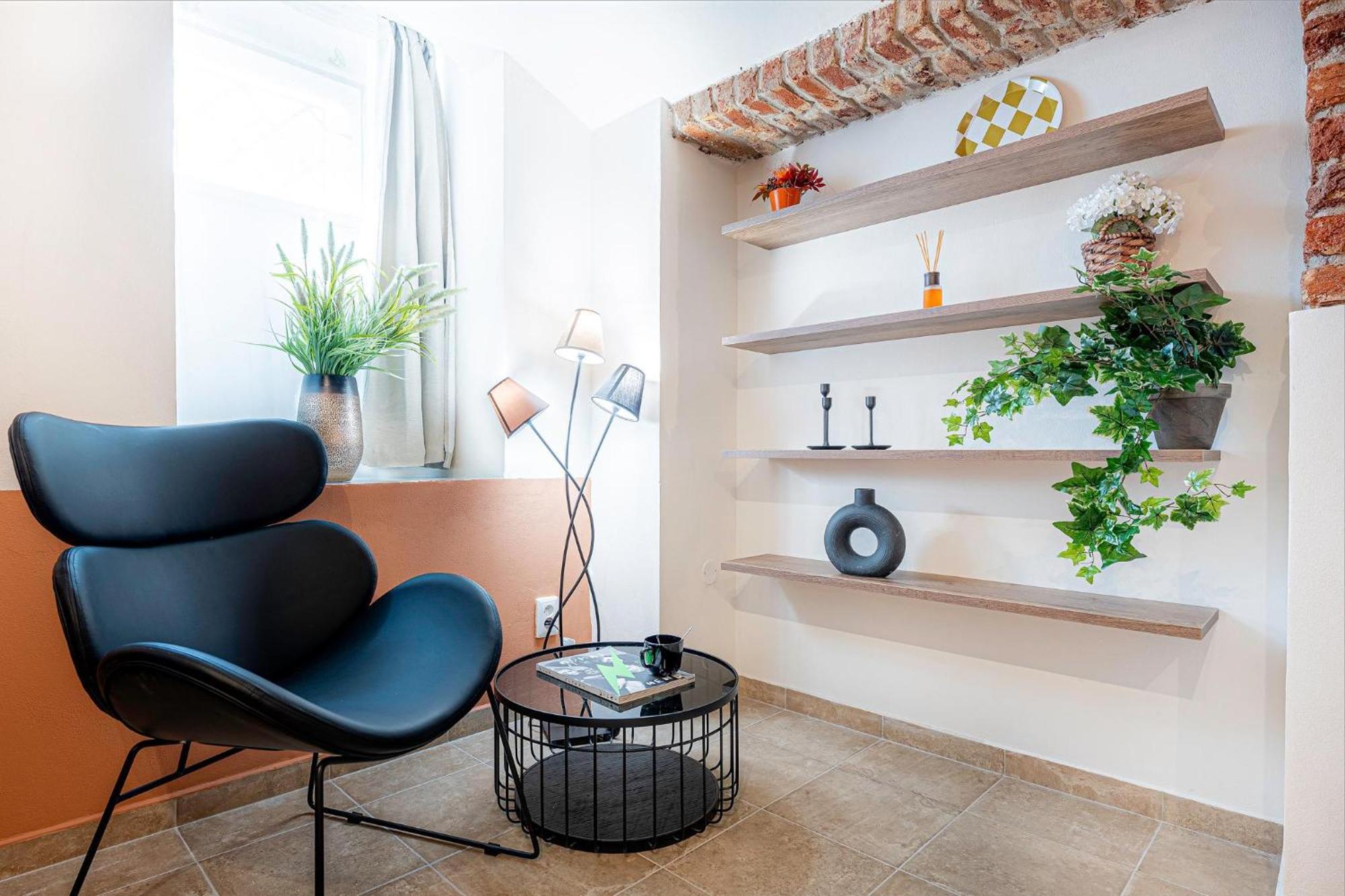 Apartment Days - Industrial - Netflix - Namesti Miru Prague