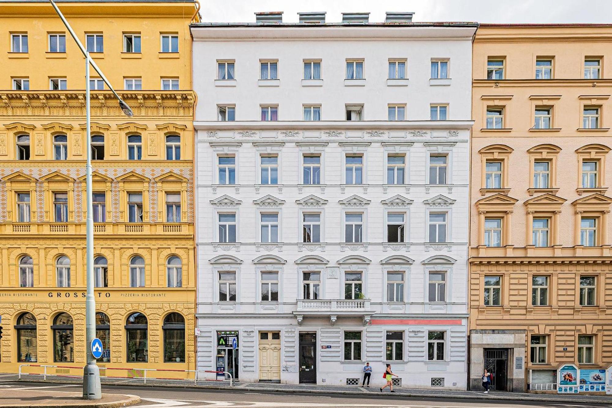 Apartment Days - Industrial - Netflix - Namesti Miru Prague
