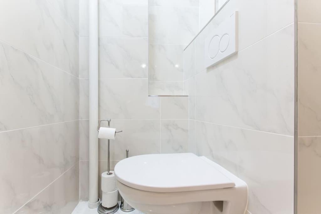 Days - 3bdr - Small Balcony - 2 Bathrooms - 90 Sqm Apartment Prague