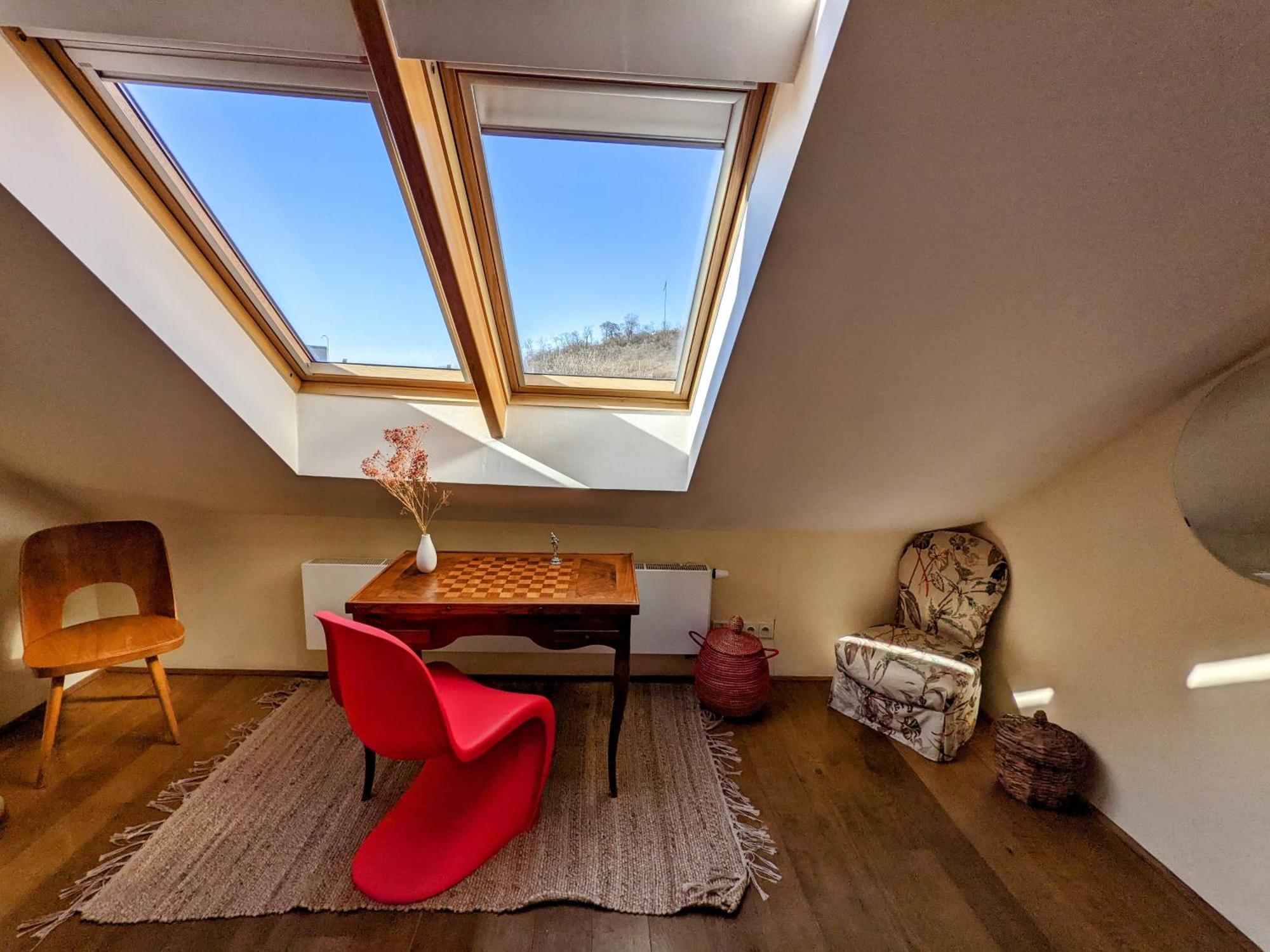 Gasthof Guestrooms, Rooftop With Garden, Spacious Living Room, Character And Fireplace Prag