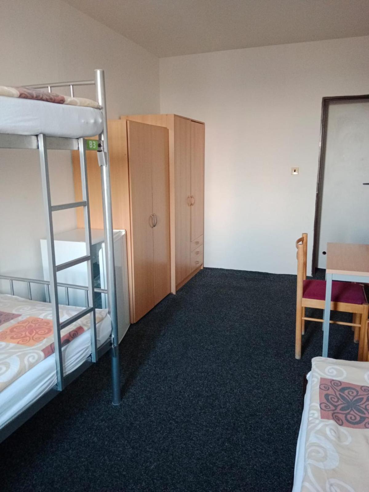 Albergue Tvm Tower Modrany Praga