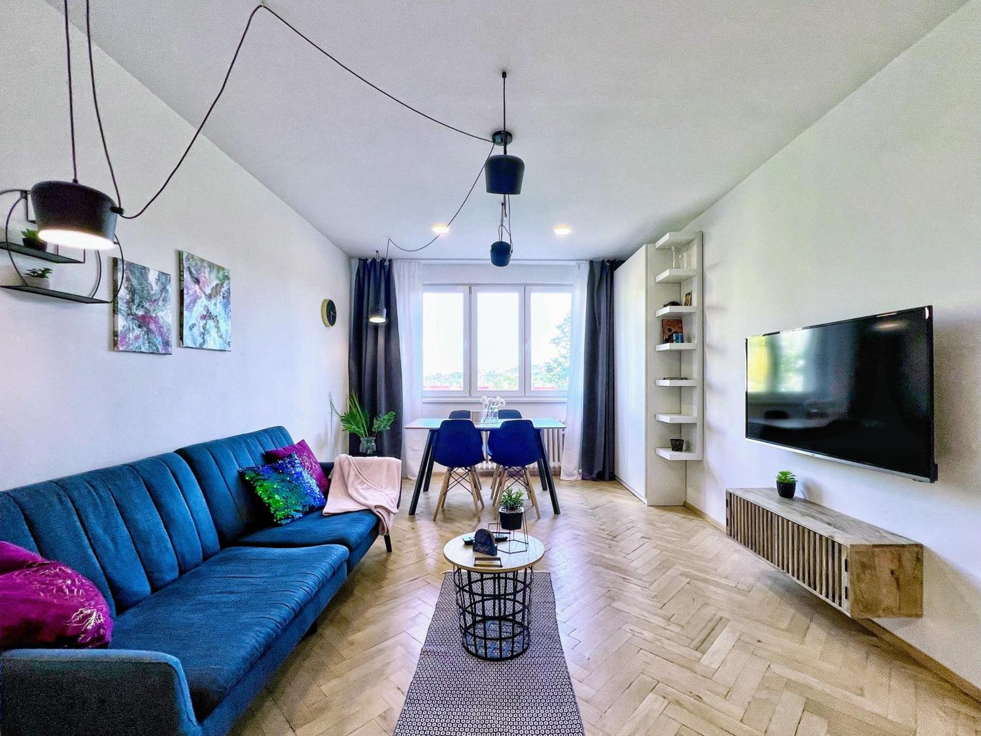 Jana's Wow Apt, 2br, Metro Next Door, Near The Airport Apartment Prague