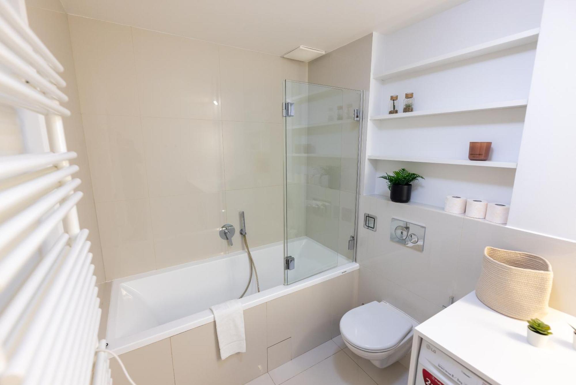 Chic & New Town By Subway Apartment