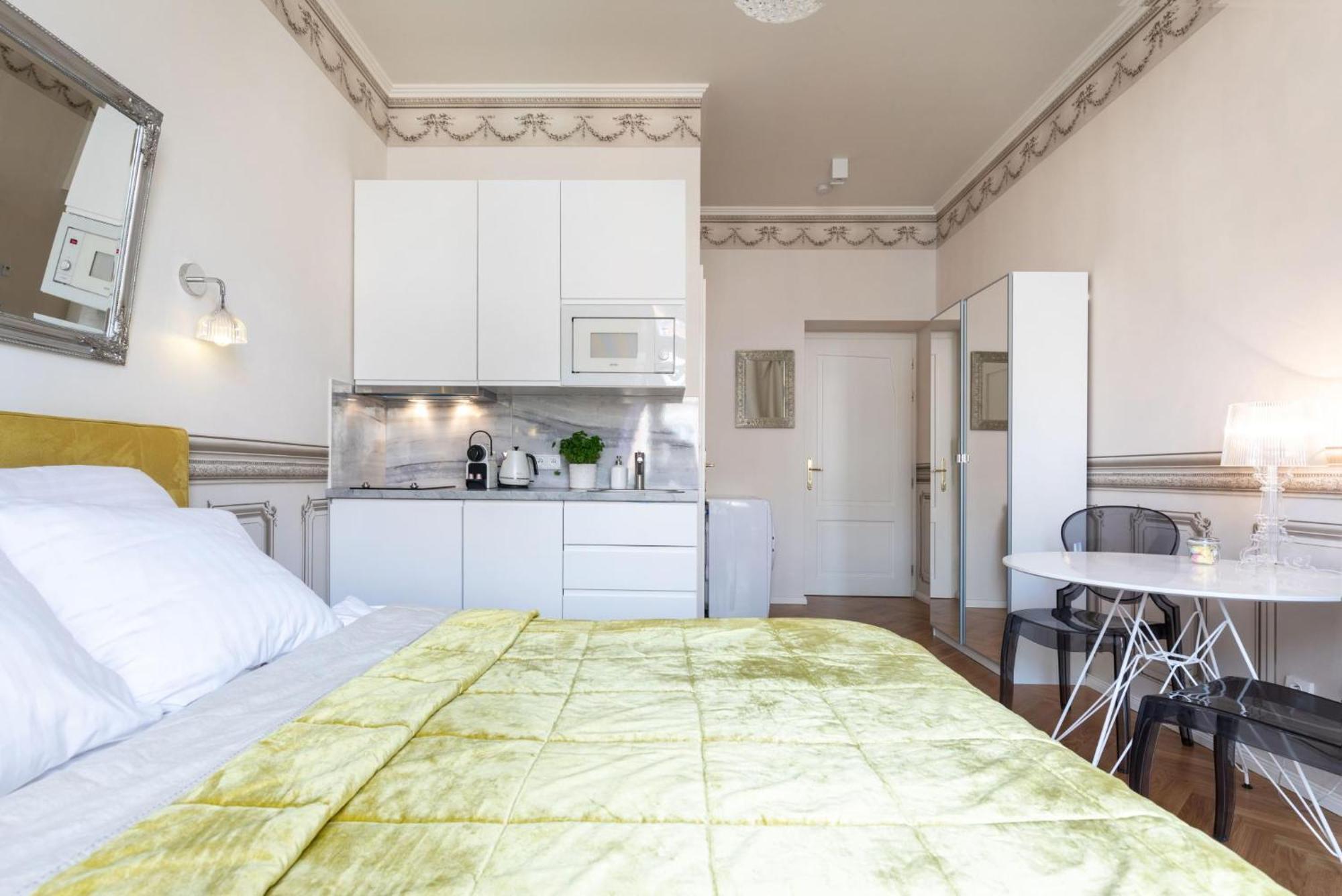 Days - Sunny Riverside With Terraces Daire