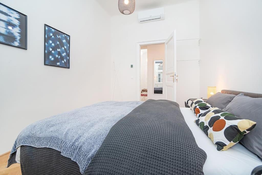 Bright And Designed In The Center Apartment