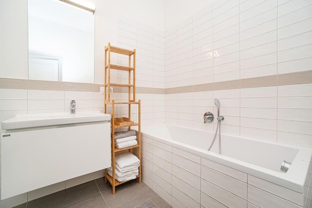 Bright And Designed In The Center Apartment *