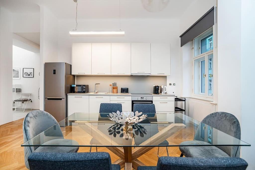 Bright And Designed In The Center Apartment Prague