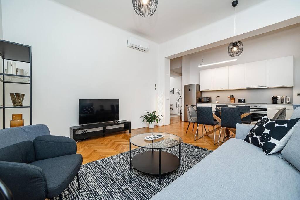 Bright And Designed In The Center Apartment