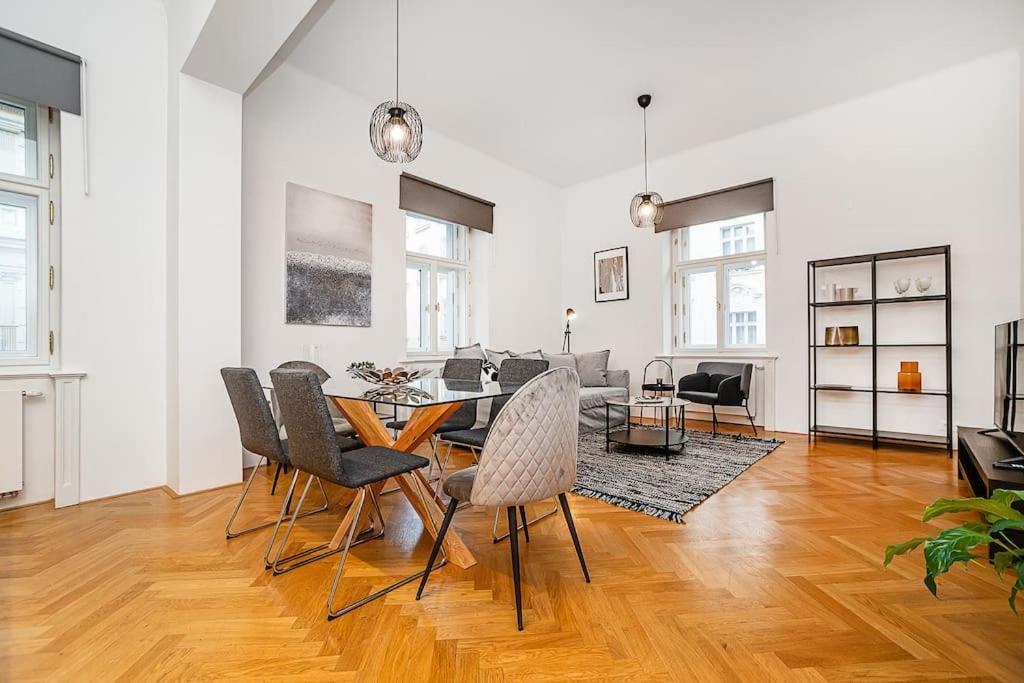Apartment Bright And Designed In The Center *