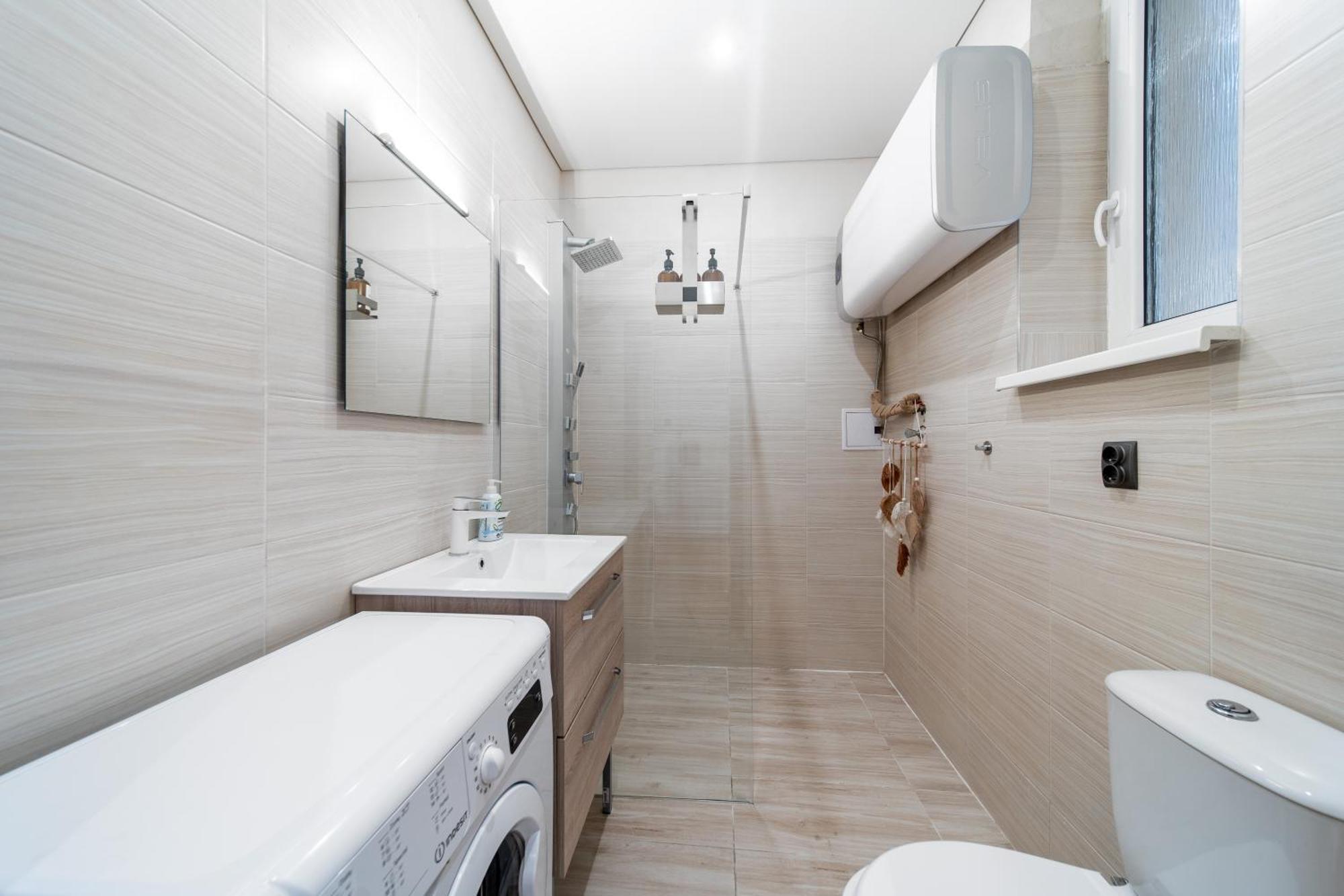 Spacious Flat Near Center *