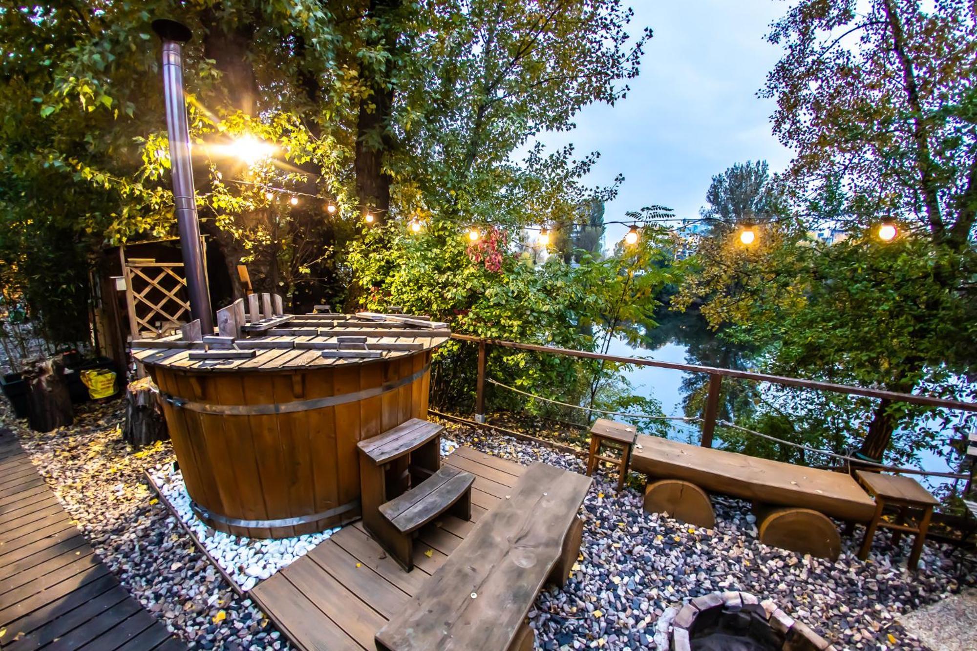 Bay Houseboats 3*