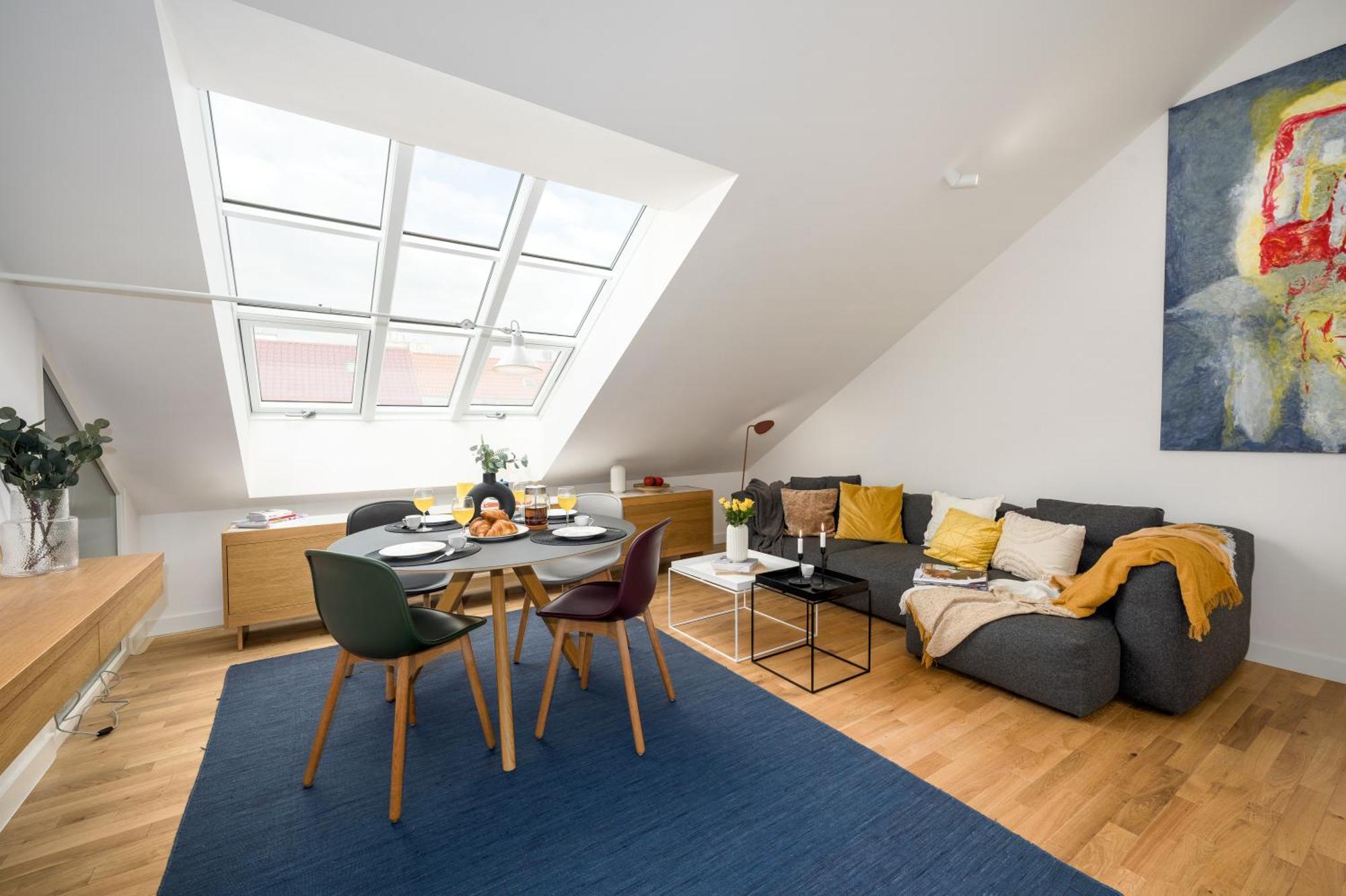 Days - Attic - Workspace - 100 Mbps Wi-fi - Park Nearby *
