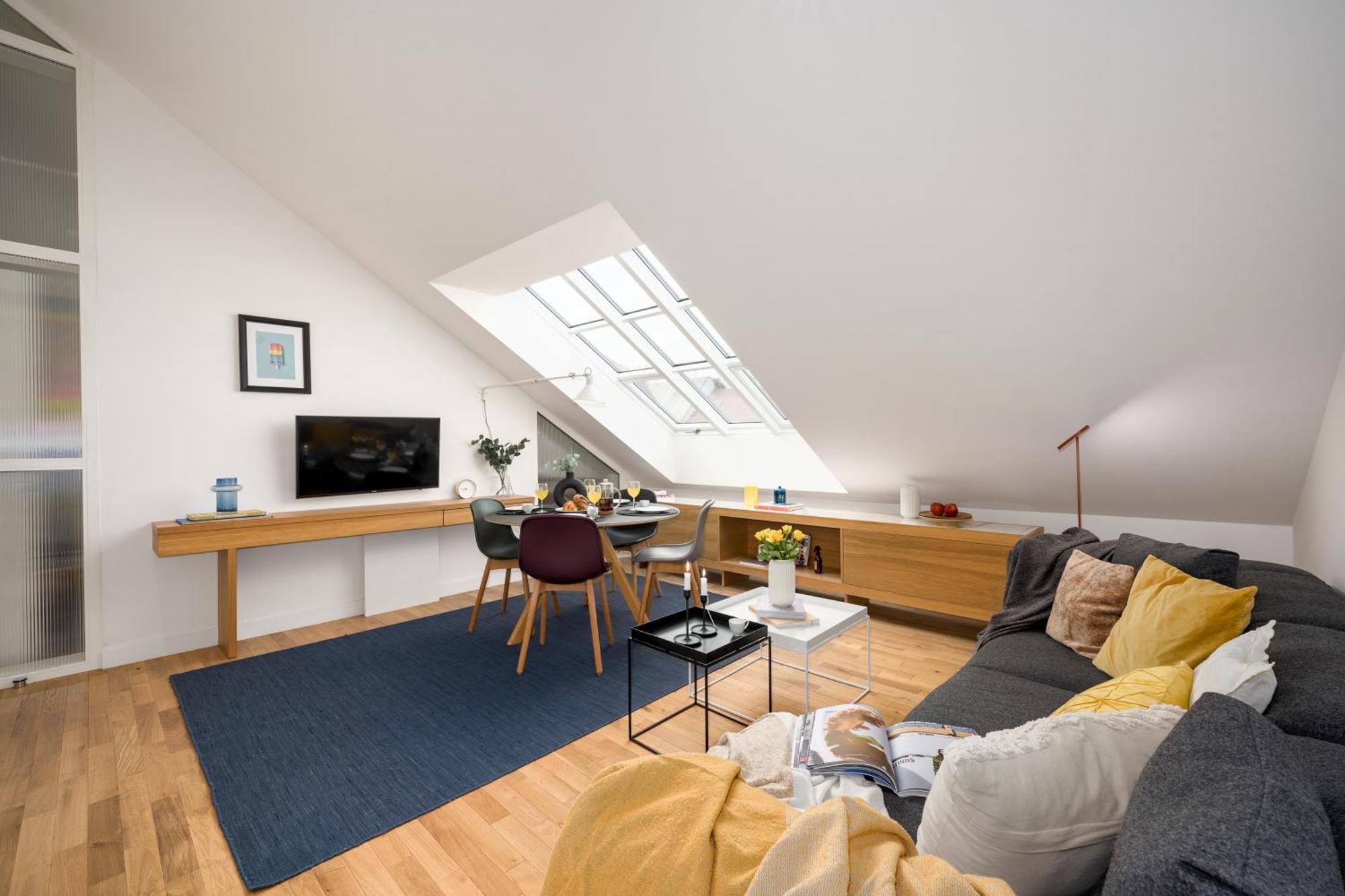 Days - Attic - Workspace - 100 Mbps Wi-fi - Park Nearby Apartment
