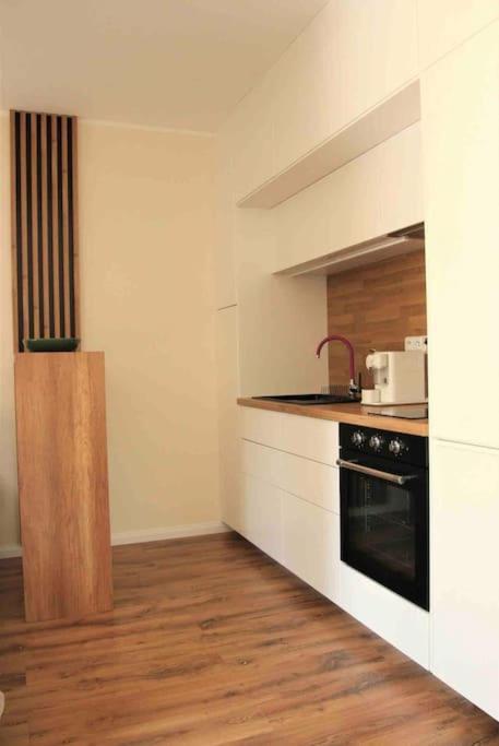 Charming Small And Private Garden Apartment *