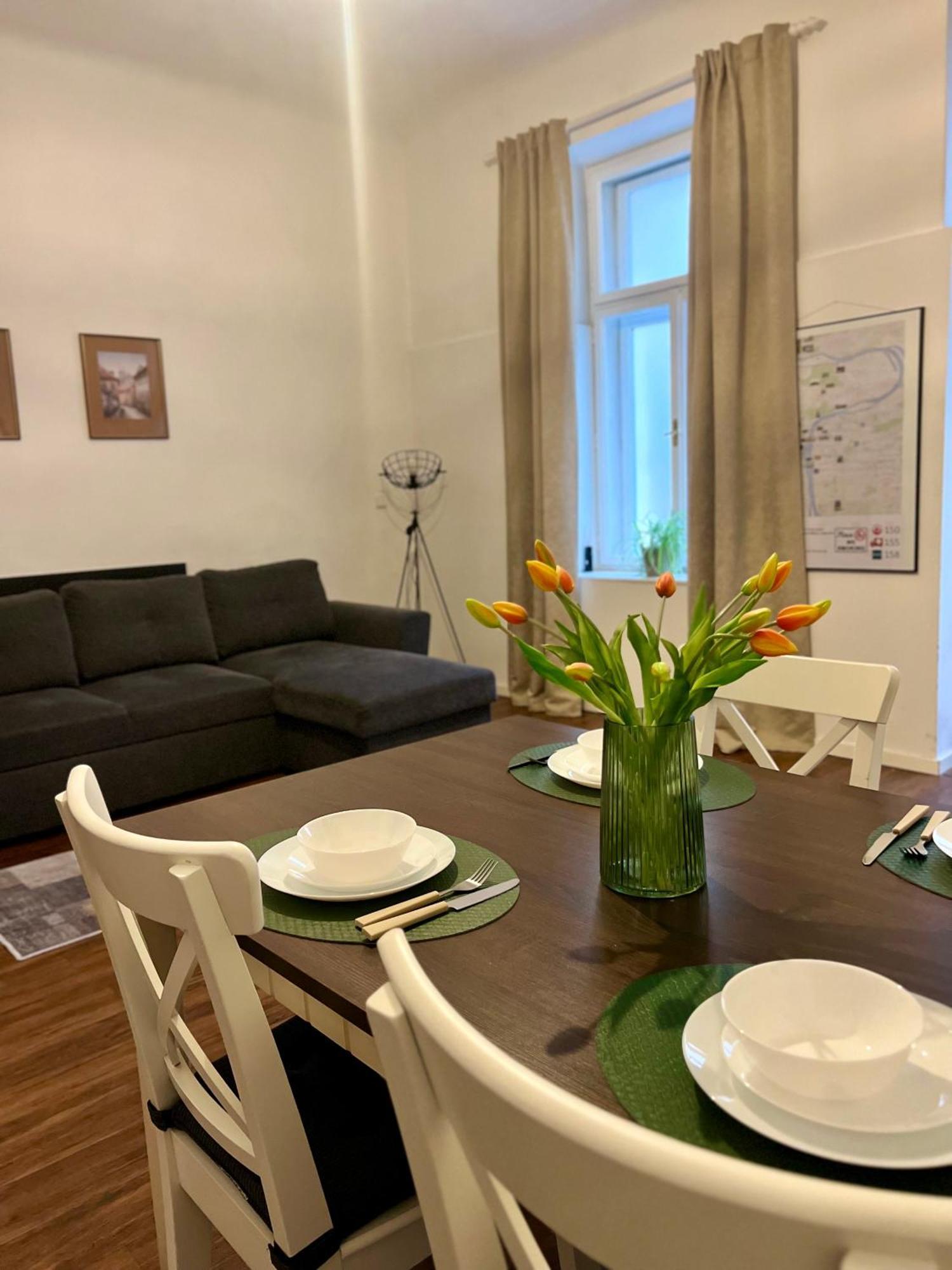 Lovely Havanska - With Free Parking Apartment