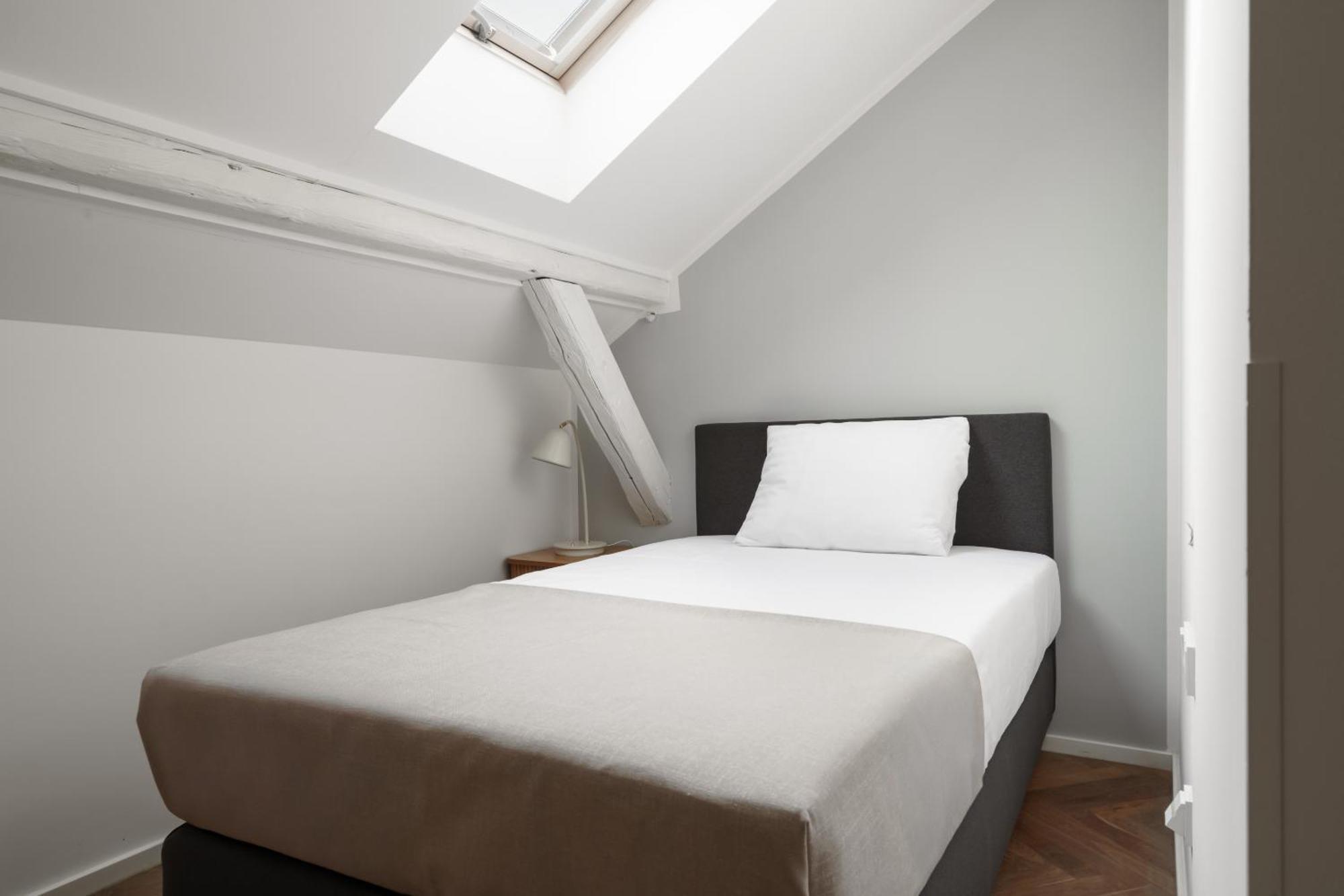 Limehome Halkova 4* Prague