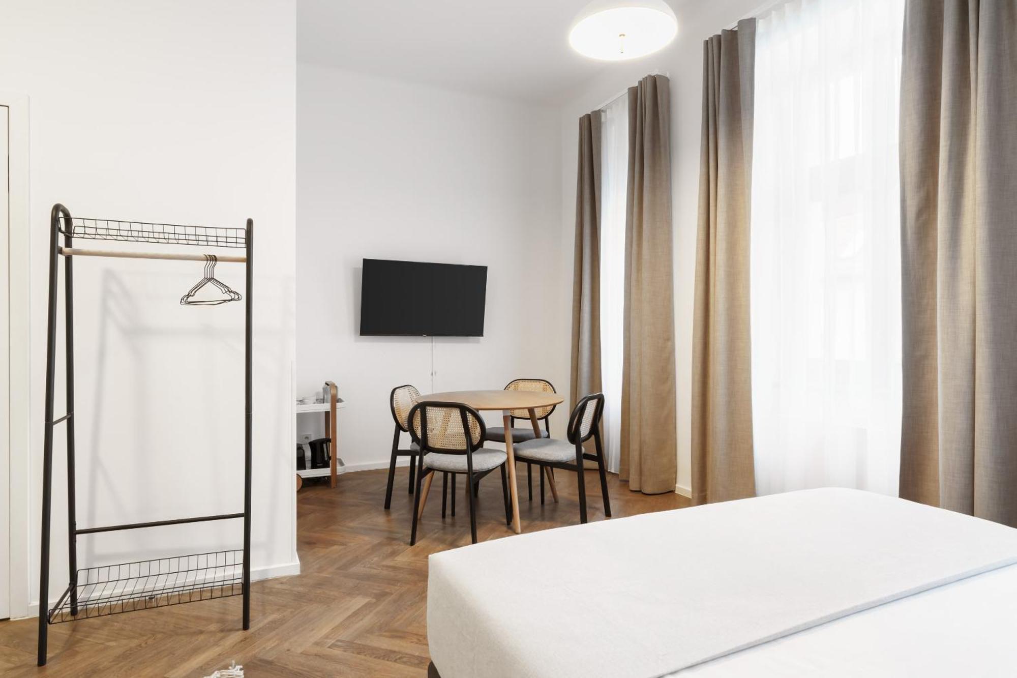 Limehome Halkova Aparthotel 4*
