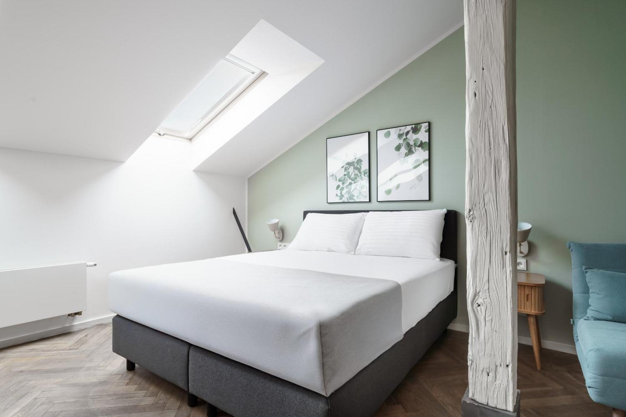 Limehome Halkova 4* Prague