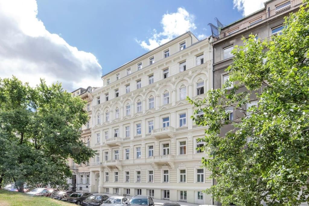 New In 1 * Prague