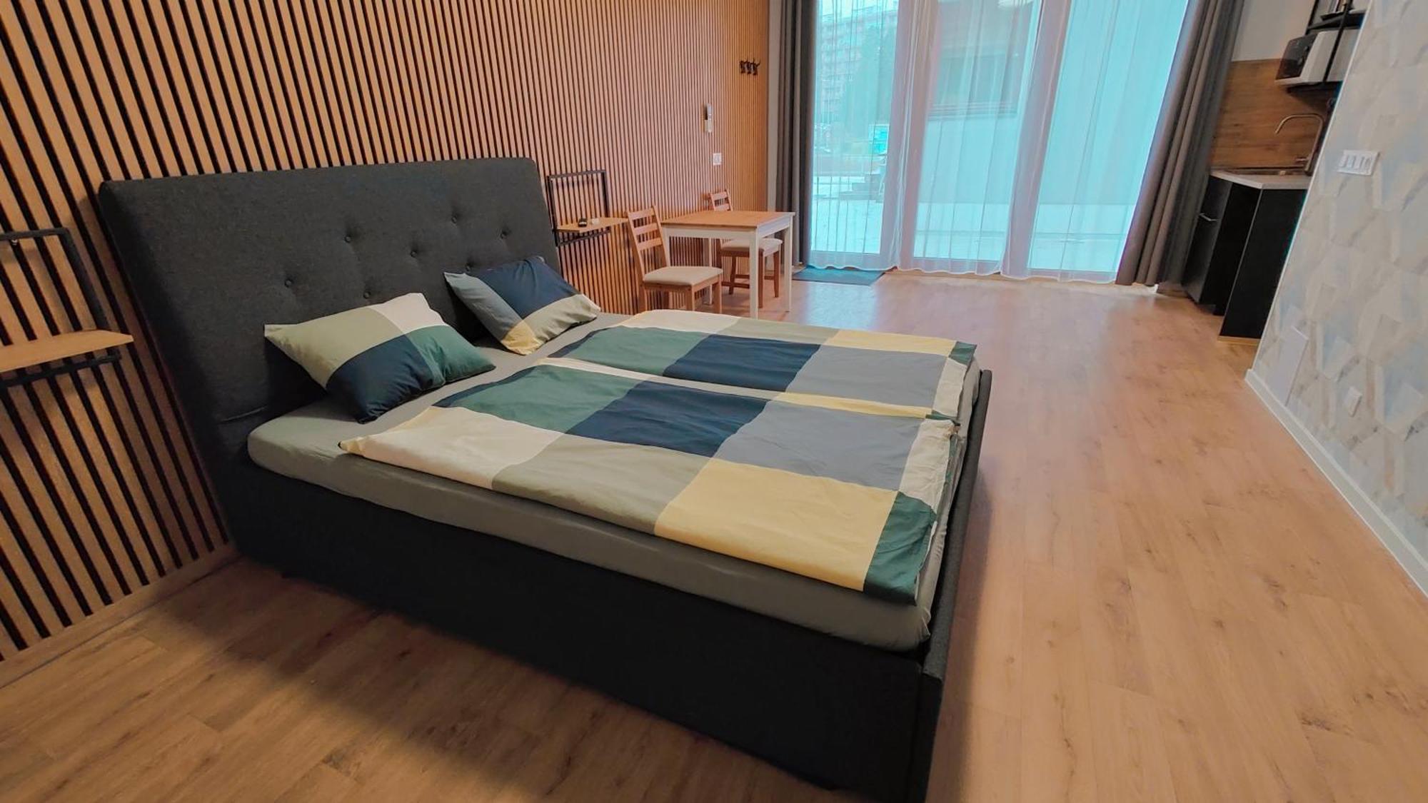 Apartamento Plzenska 465 Free Parking & Ps3 *