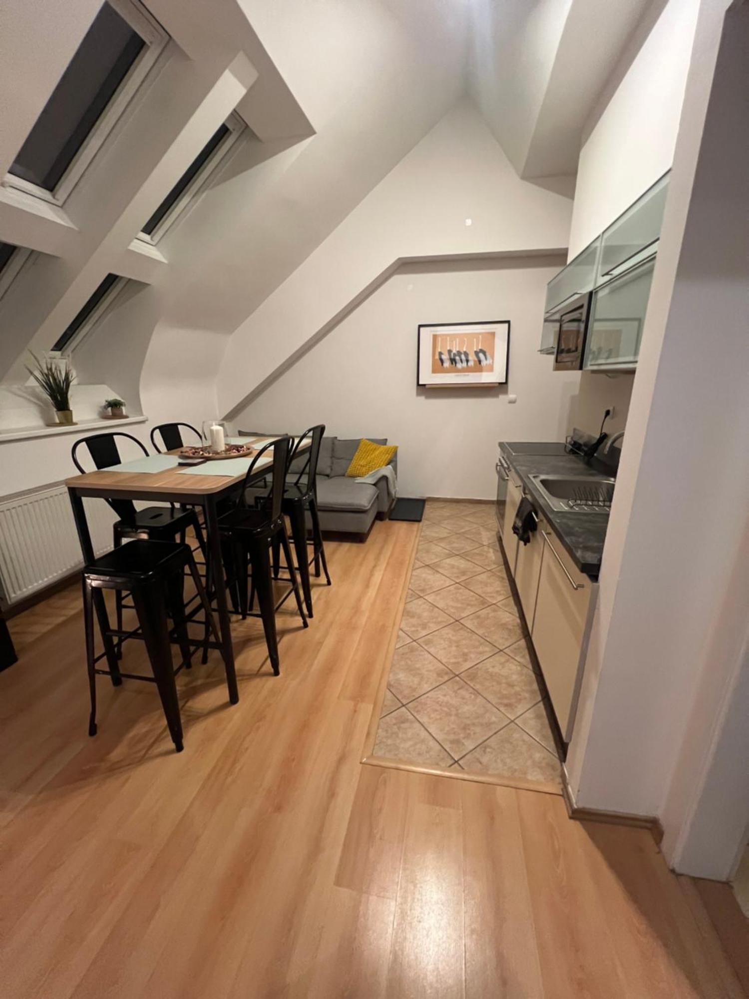 Central, Cozy & Stylish With Views *