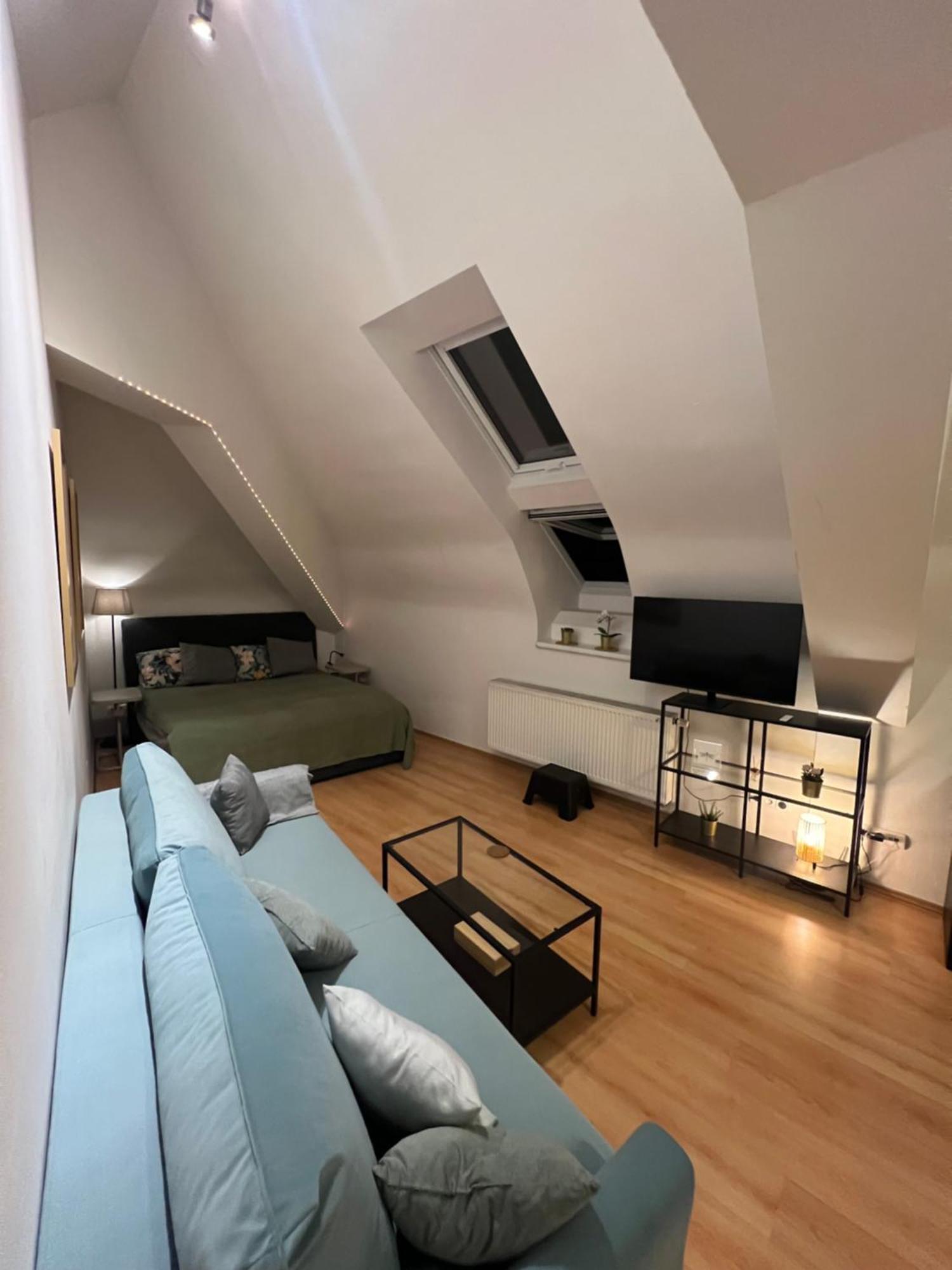 Central, Cozy & Stylish With Views *
