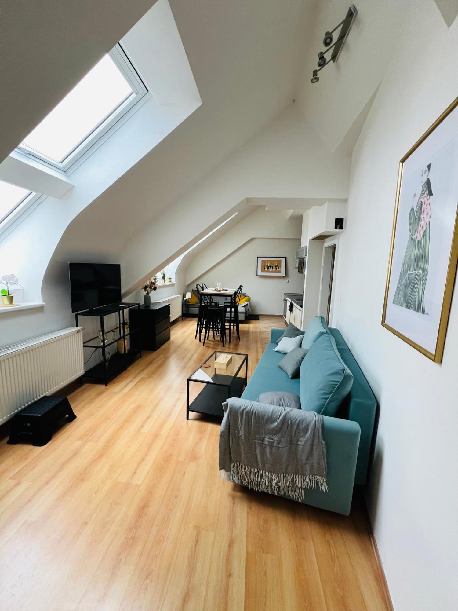 Central, Cozy & Stylish With Views Praga