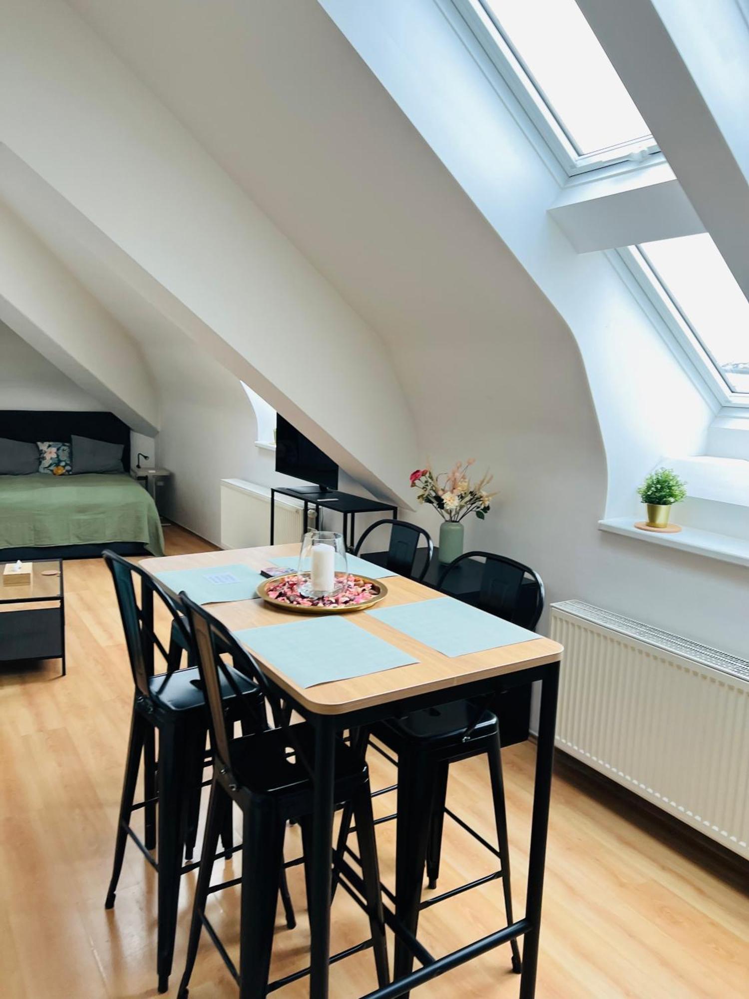 Central, Cozy & Stylish With Views Apartamento Praga