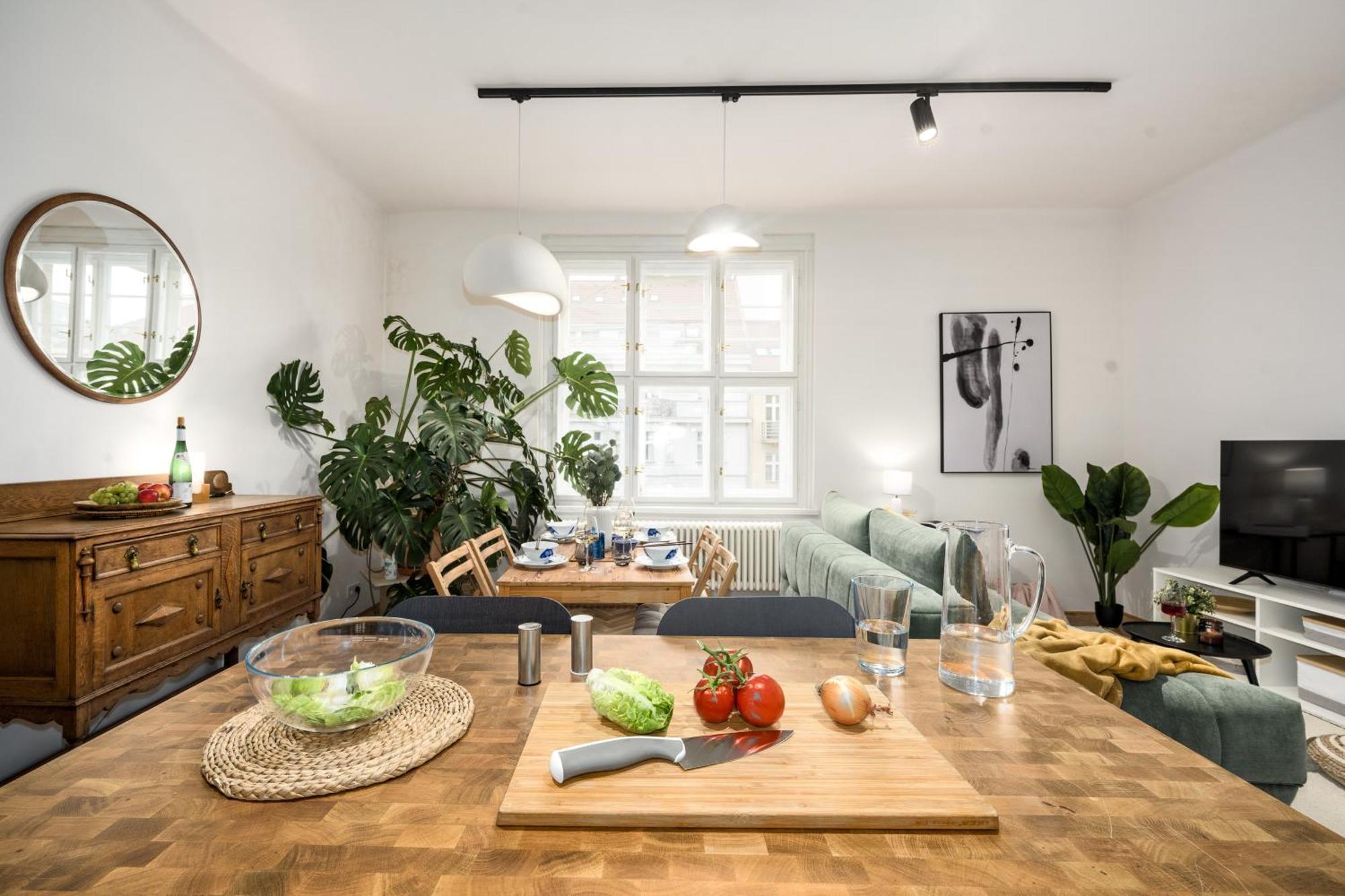 Days - Balcony - Workplace - Great Vibe Apartment Prag