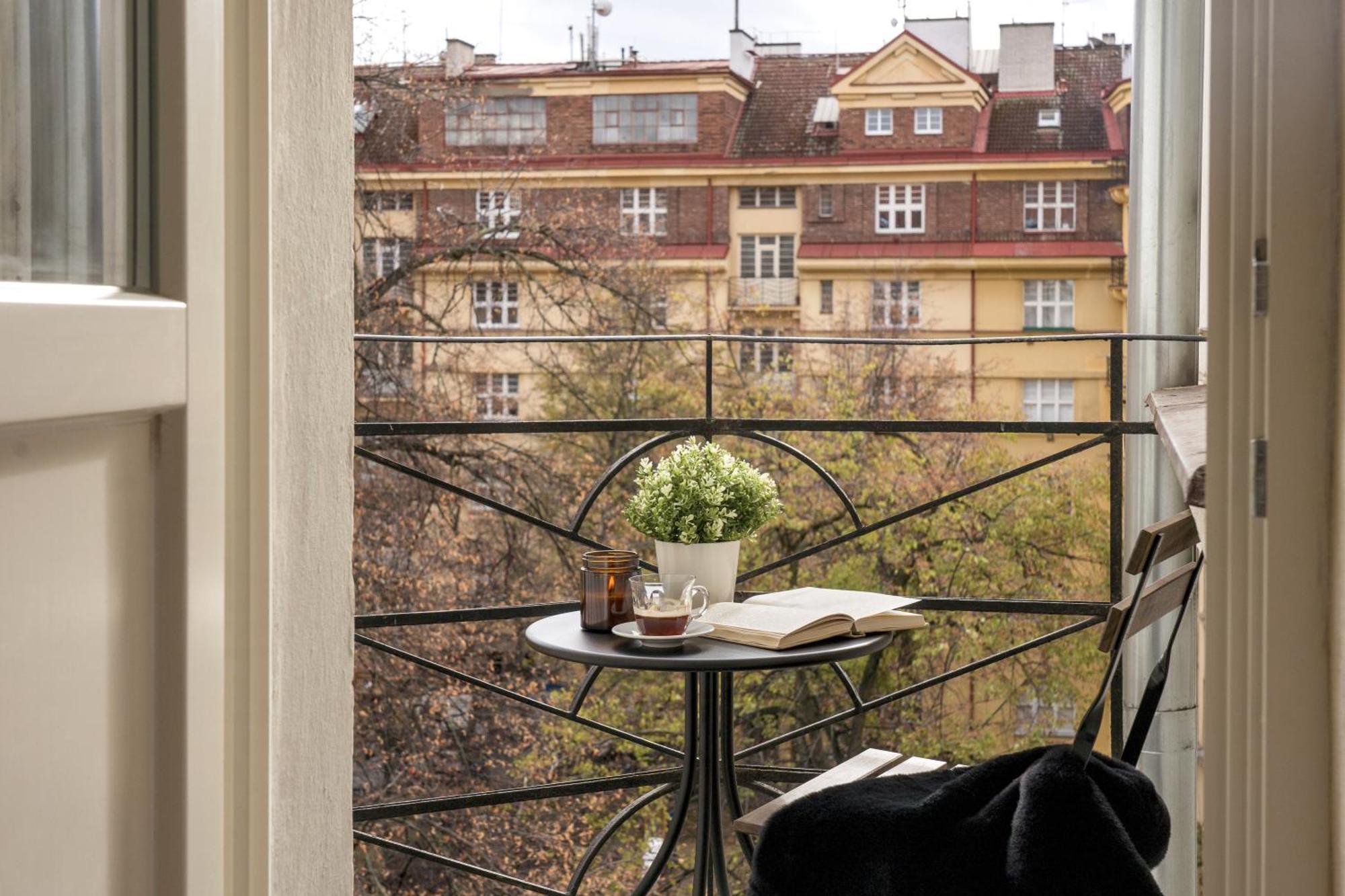 Days - Balcony - Workplace - Great Vibe Prag