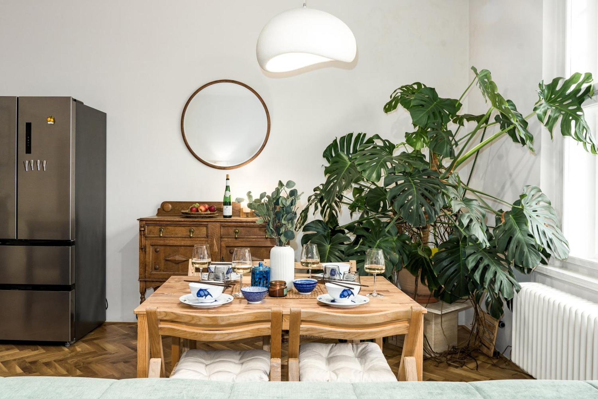 Days - Balcony - Workplace - Great Vibe Apartment Prague