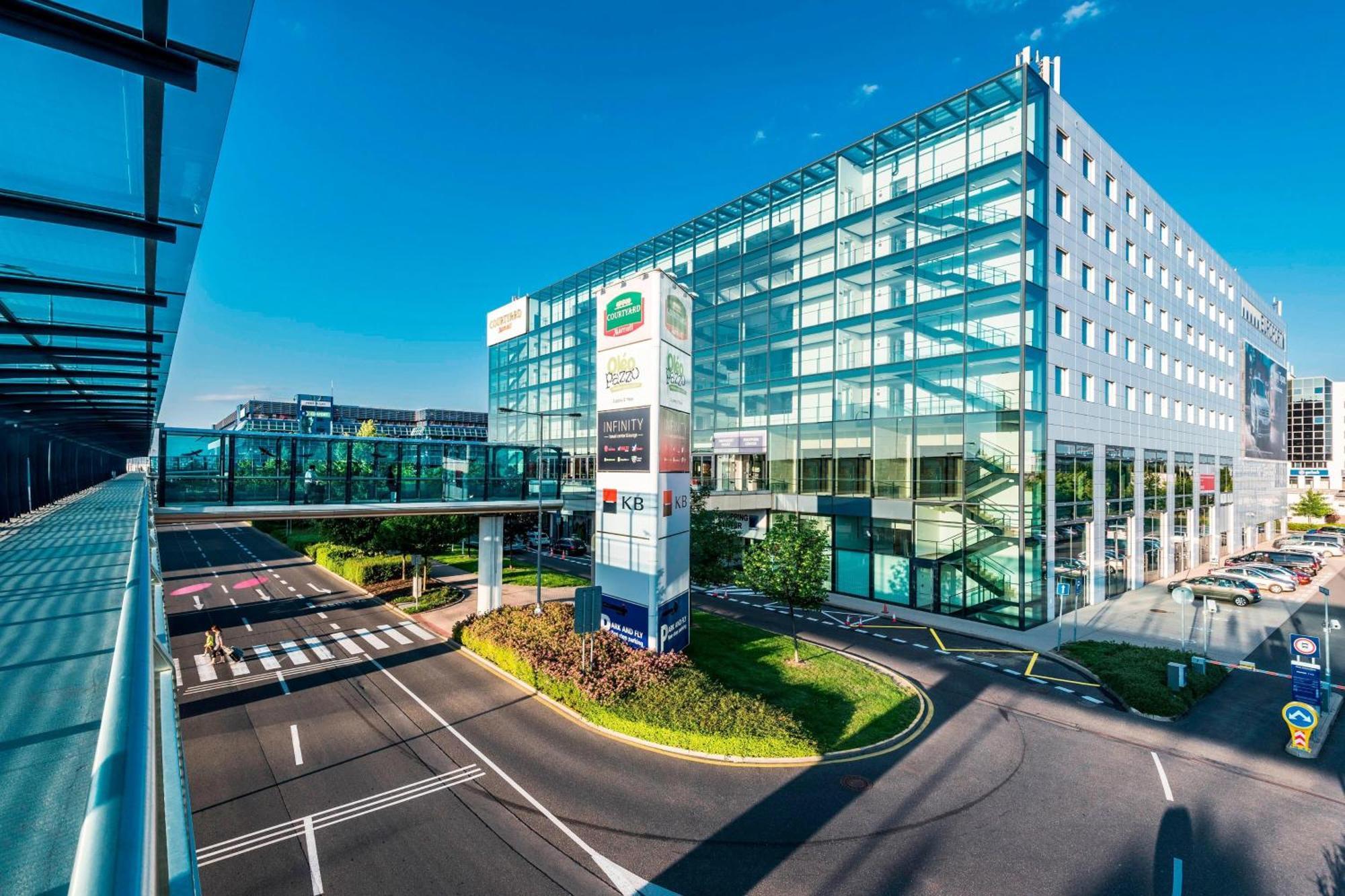 Courtyard By Marriott Airport