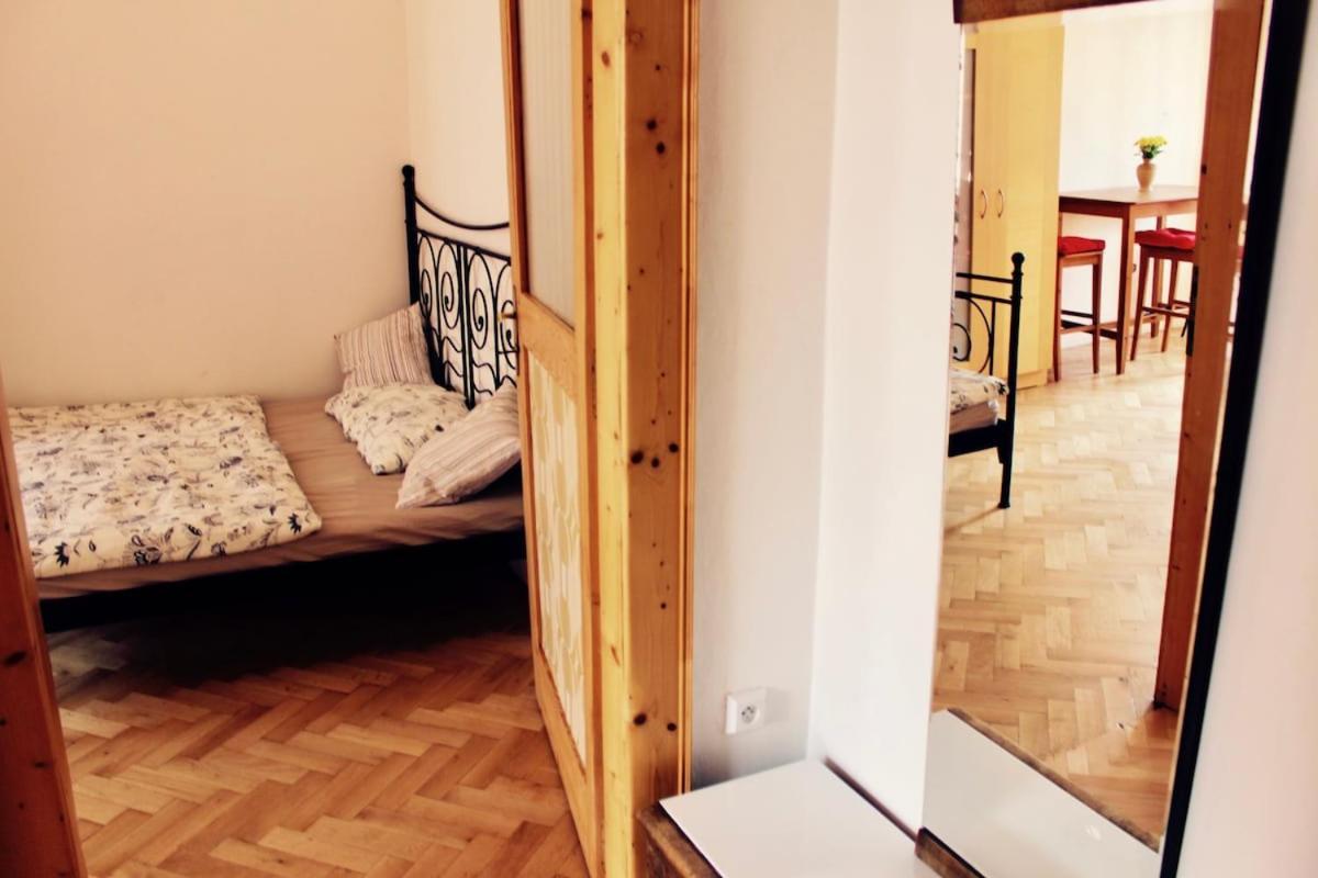 Sunny With Balcony Near Castle With Castle View Appartement Prague