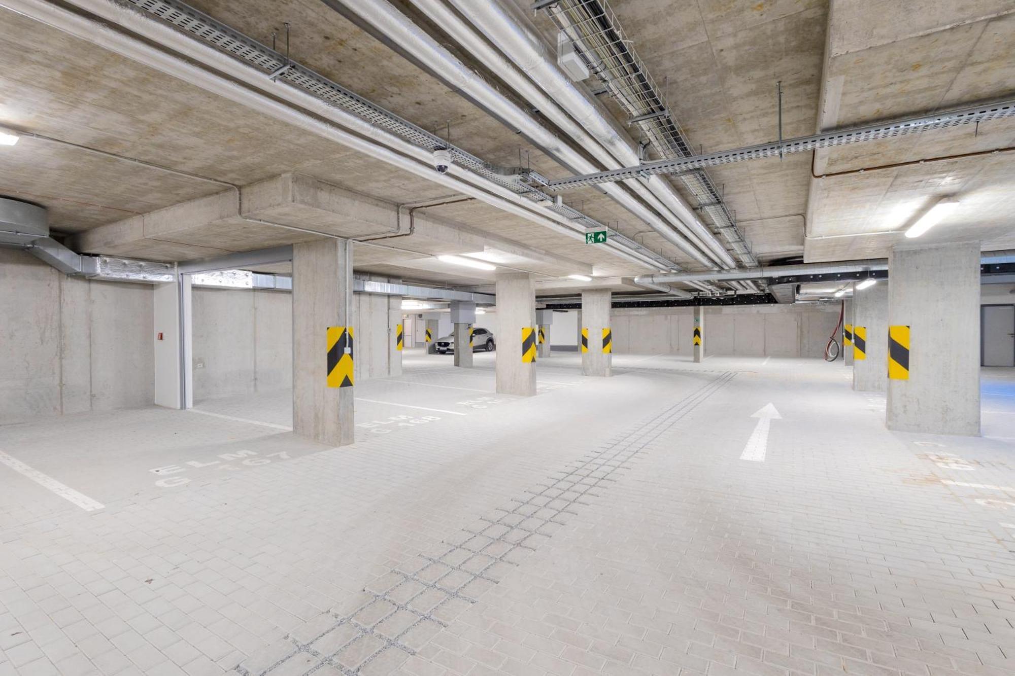 Spacious 3br - 2 Parking Spots, Full Kitchen, By Gravity Prague