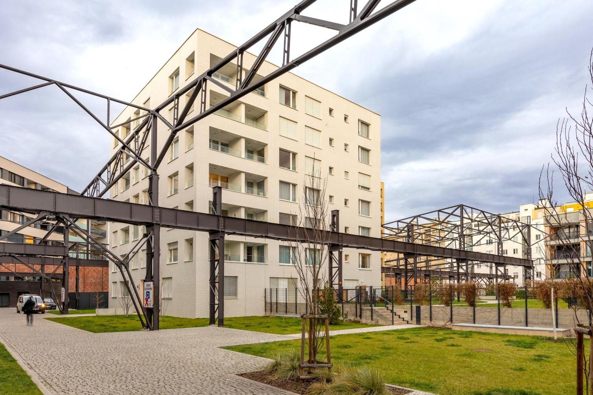 Spacious 3br - 2 Parking Spots, Full Kitchen, By Gravity Apartment *