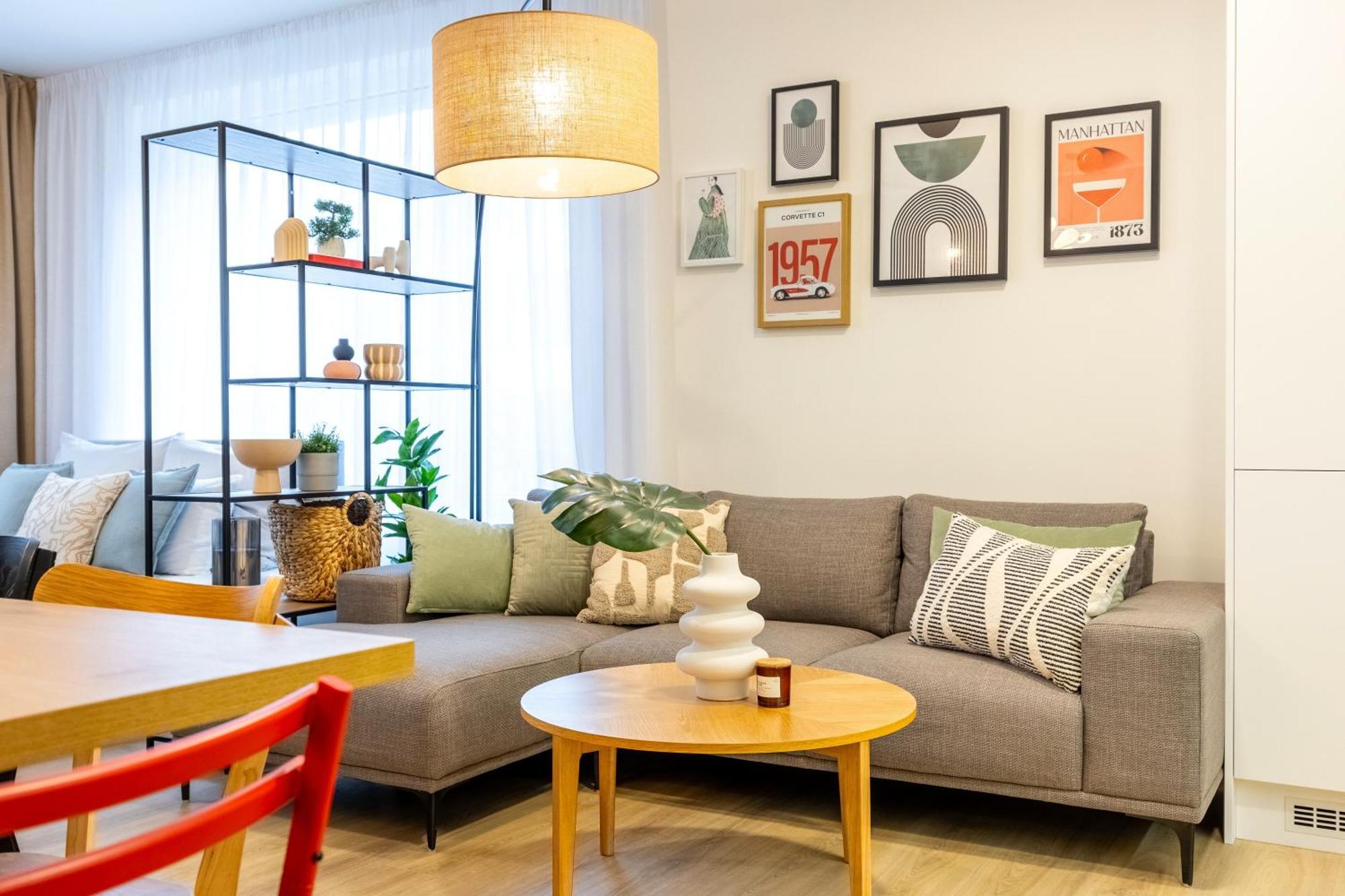 Spacious 3br - 2 Parking Spots, Full Kitchen, By Gravity Prague